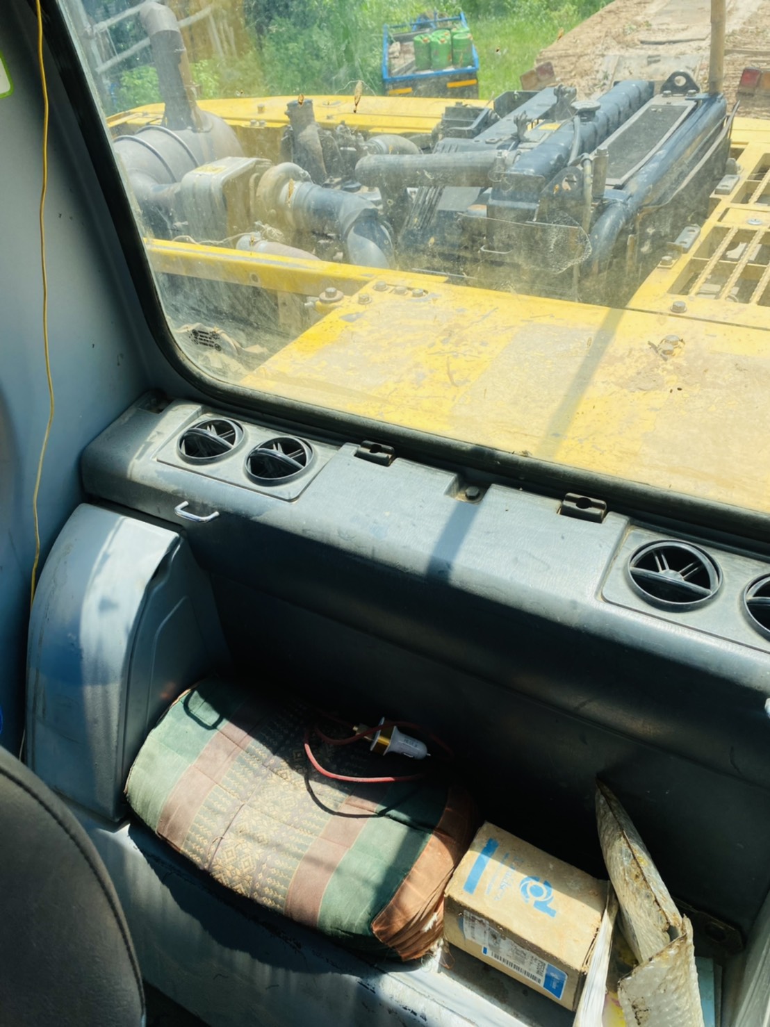ขาย 895,000 KOMATSU เล่มทะเบียน ไฟฟ้าครบ เครื่องดี ปั้มแรง เอวมีขยับนิดๆ ช่วงล่างแน่น รถพร้อมใช้งาน เล่มพร้อมโอน รถอยู่ ยะโสธร 090-772-3710 090-772-3708