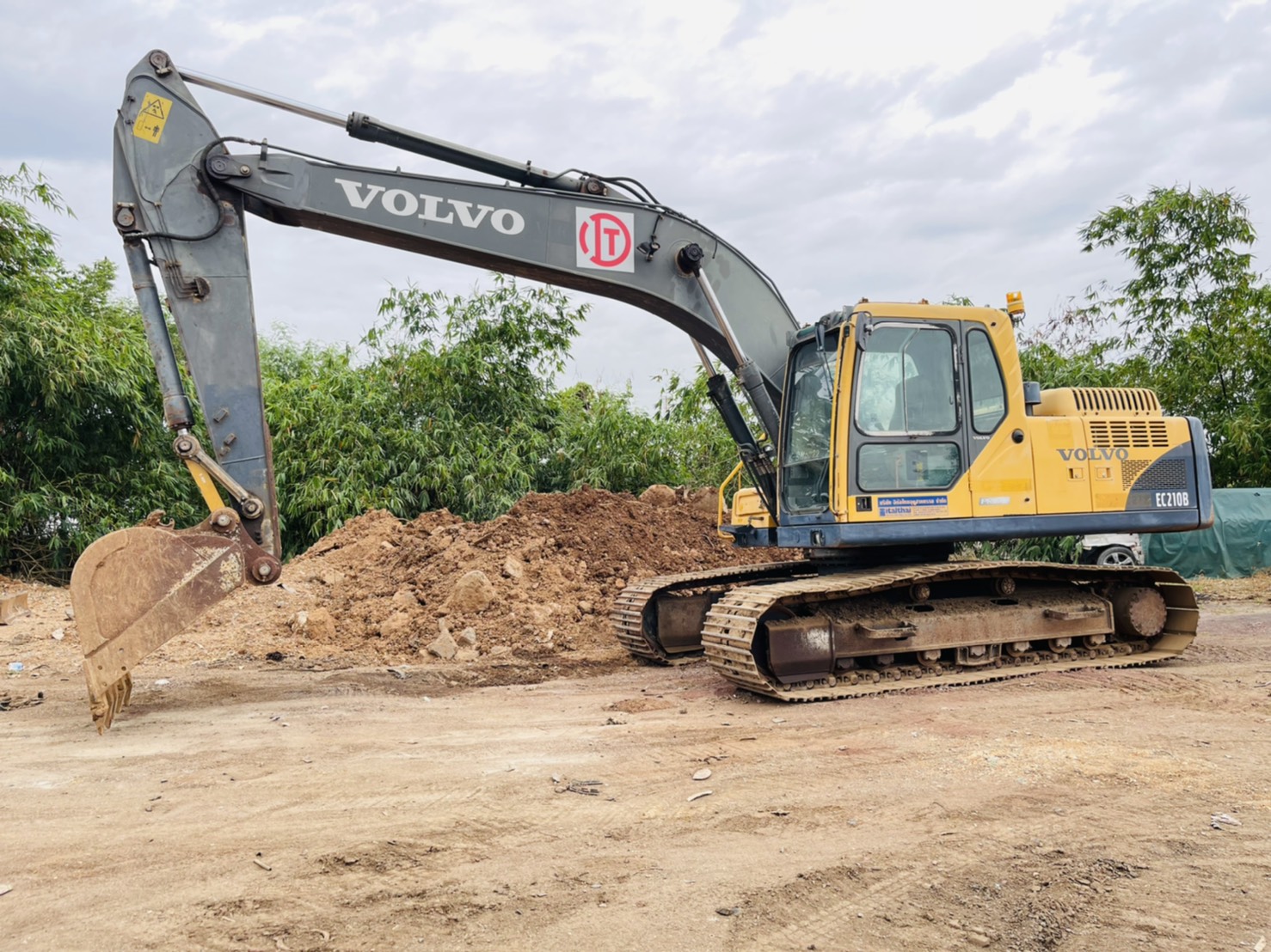 ขาย 1,300,000 VOLVO EC210B PRIME 9,000 ชม.  เอกสารเล่มทะเบียน ภาษีเต็ม  สวยเดิมบางทั้งคัน ไฟฟ้าครบ เครื่องดี ปั้มแรง เอวแน่น ช่วงล่างเต็ม แอร์หนาว รถสวยพร้อมใช้เอกสารพร้อมโอน รถอยู่ ปทุมธานี 090-772-3710 090-772-3708