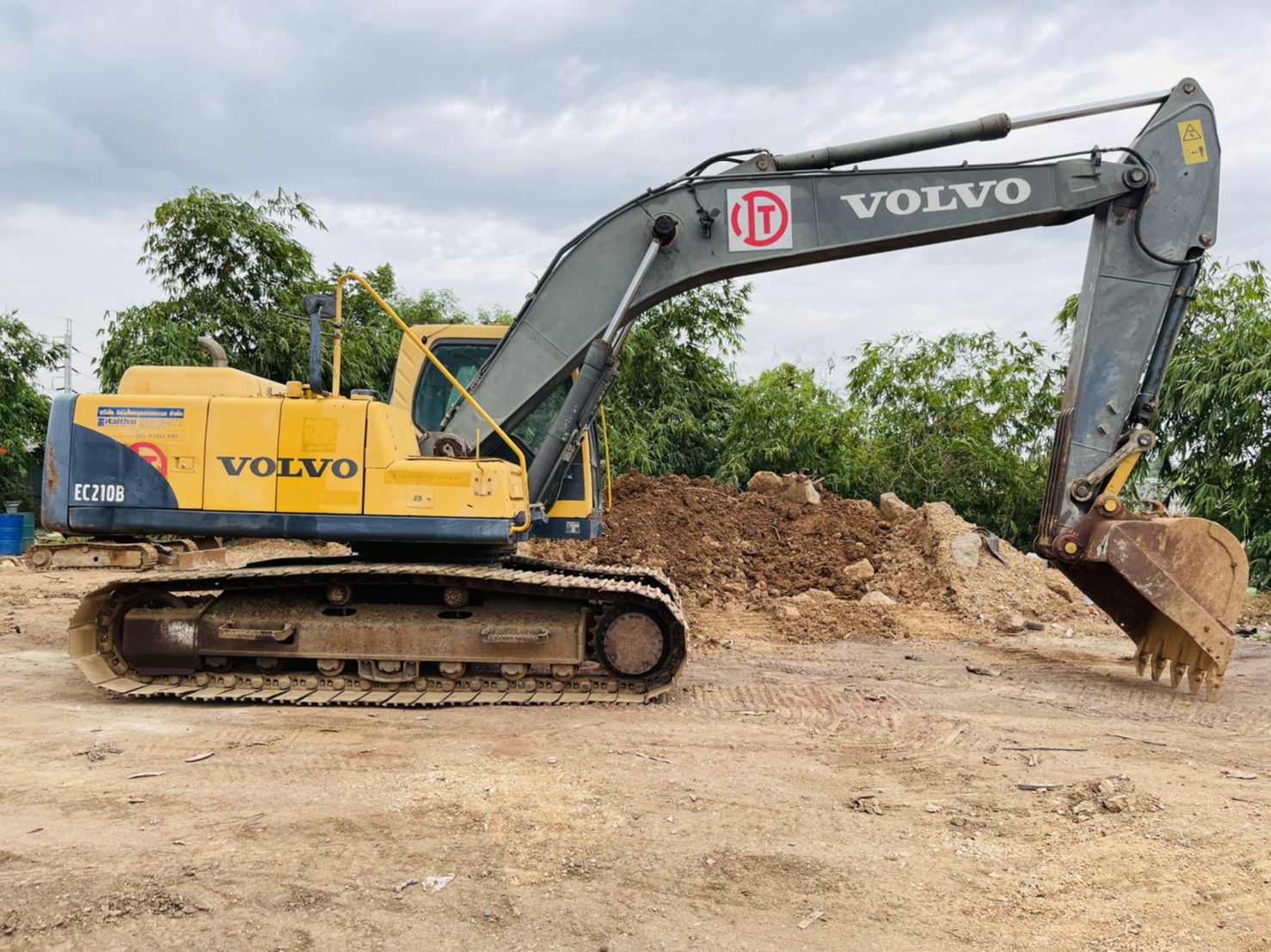 ขาย 1,300,000 VOLVO EC210B PRIME 9,000 ชม.  เอกสารเล่มทะเบียน ภาษีเต็ม  สวยเดิมบางทั้งคัน ไฟฟ้าครบ เครื่องดี ปั้มแรง เอวแน่น ช่วงล่างเต็ม แอร์หนาว รถสวยพร้อมใช้เอกสารพร้อมโอน รถอยู่ ปทุมธานี 090-772-3710 090-772-3708