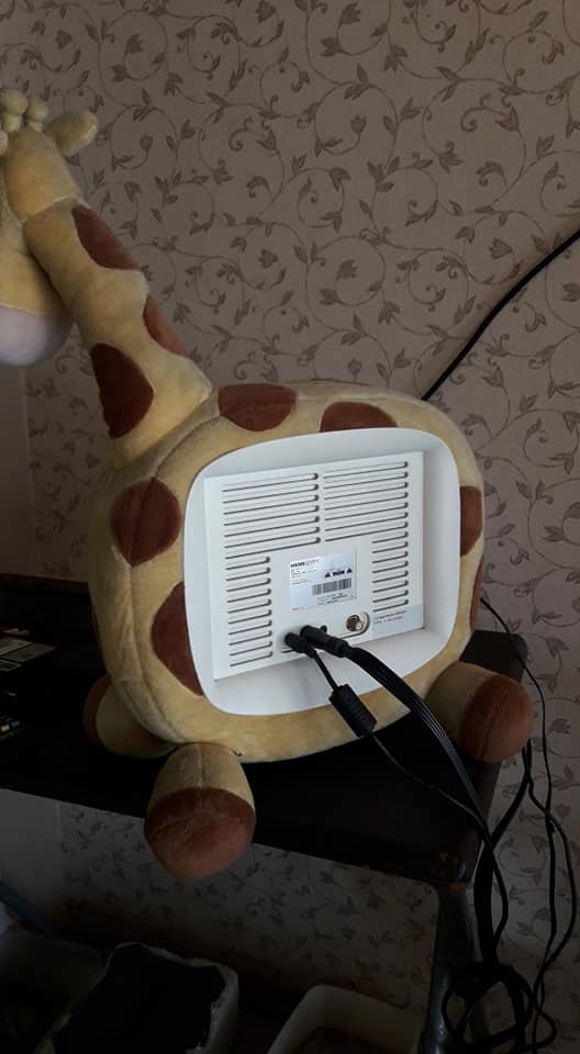 ลดราคาครับ ทีวี รูปยีราฟและช้างน้อย HANNSPREE LCD TV 10 นิ้ว งานมือสองจากญี่ปุ่นครับ งานเก่าครับดูทีวีบ้านเราได้ใช้ไฟ 220 v. ต่อผ่านกล่องดิจิตอลทีวี ต้องเปลี่ยนระบบกล่องเป็นระบบ NTSC นะครับ ทำการเปลี่ยนให้แล้ว ตามคลิปครับ ใช้งานได้ ขนาดกำลังน่ารัก มีTESTคลิปครับ