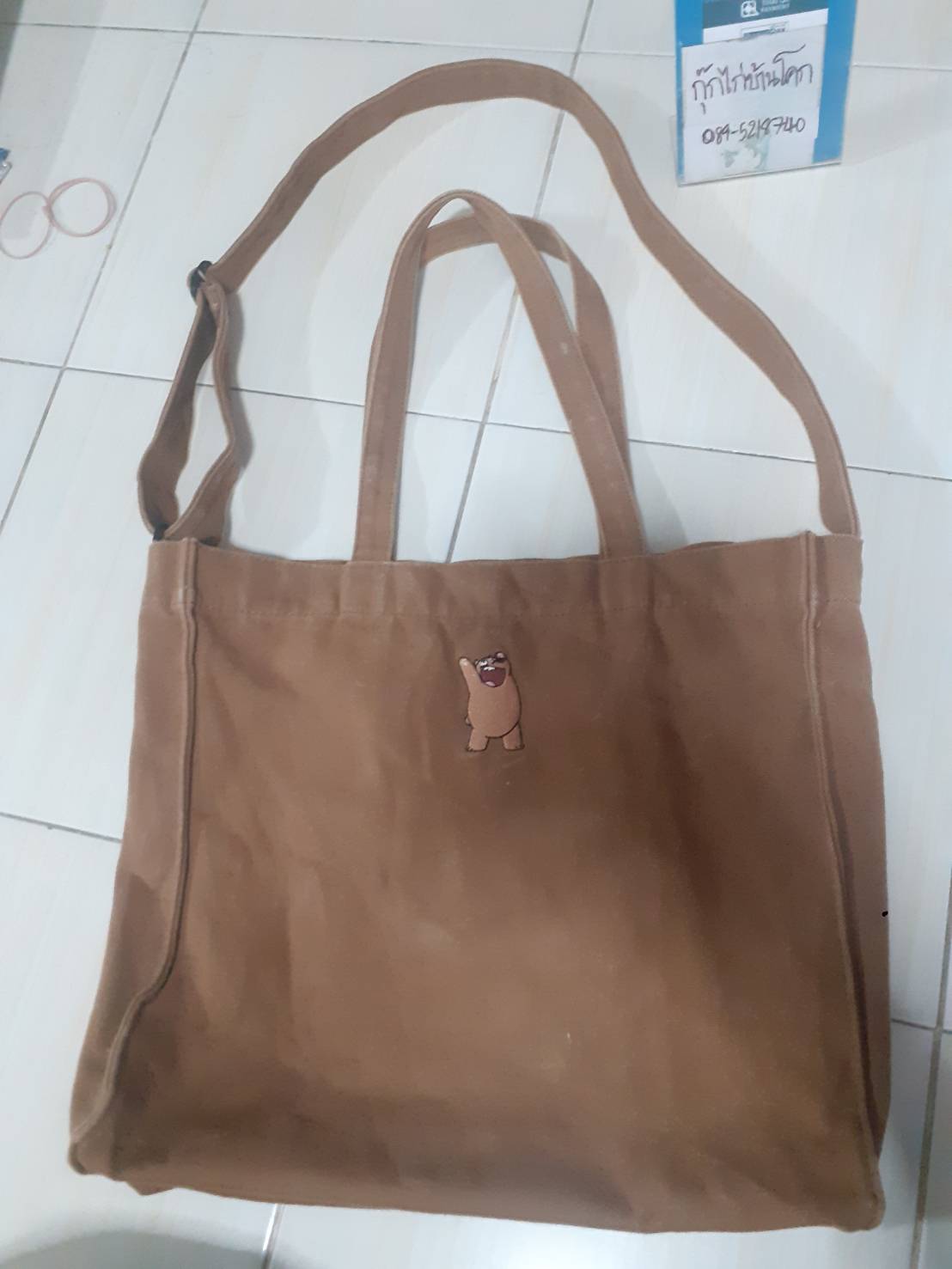 กระเป๋าผ้าแคนวาสสวยหนามือสองงานนอกน่าใช้ ลายการ์ตูนหมีสามตัว ลายสกรีนด้านหน้าลายปักด้านหลัง งานแท้หายากค่ะ สายสะพายสั้นยาว ขนาดกระเป๋า 35×35 ซม. ข้างขยาย 9 ซม.