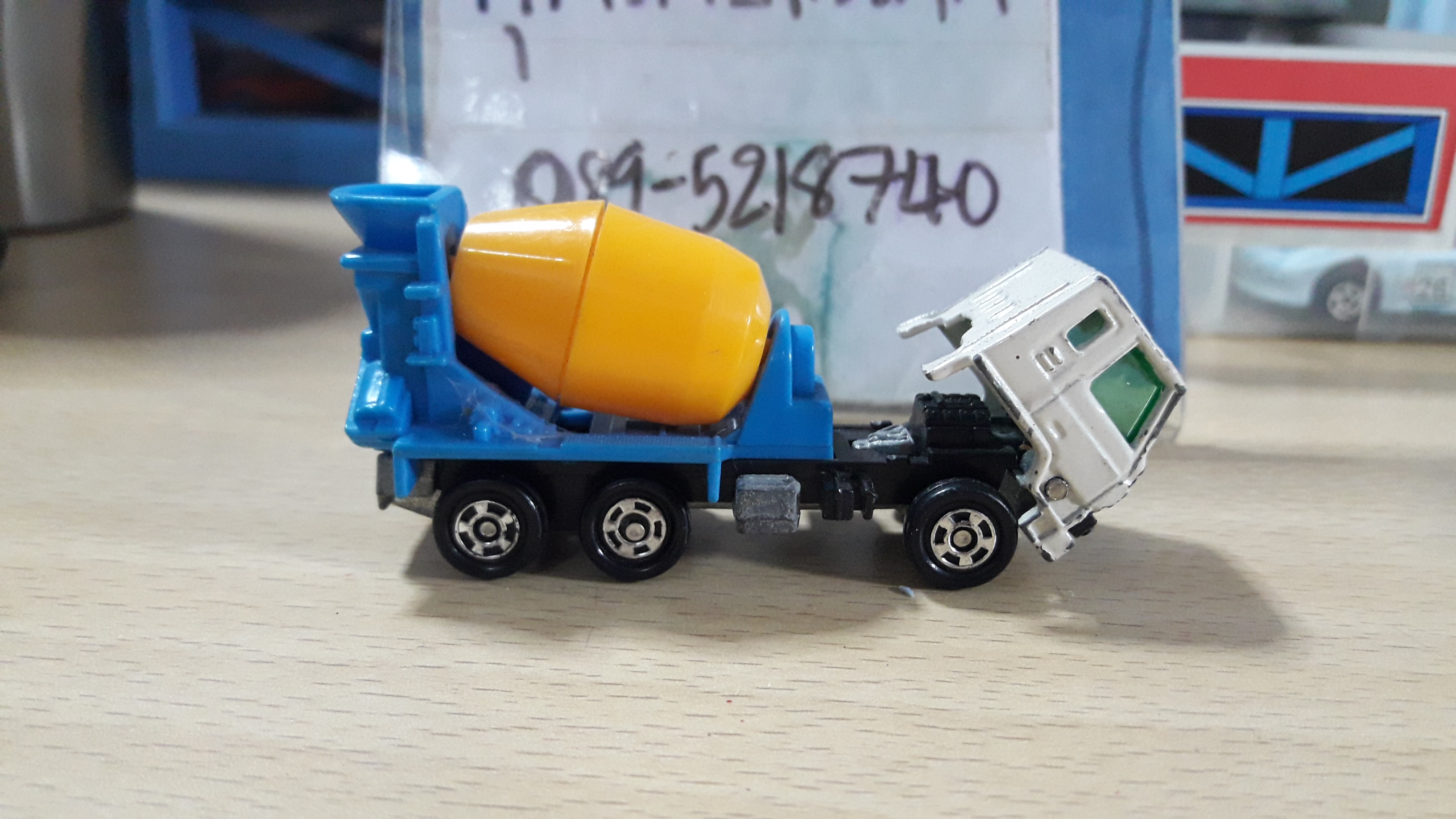 รถเหล็ก รถปูน Tomica no.53 NISSAN DIESEL TRUCK ยกหัวได้ แนวก่อสร้าง งานเก่าครับ งานสะสม สเกล 1/100 ยาวประมาณ 7 cm. ได้ครับ งานเก่า เก่าเก็บ