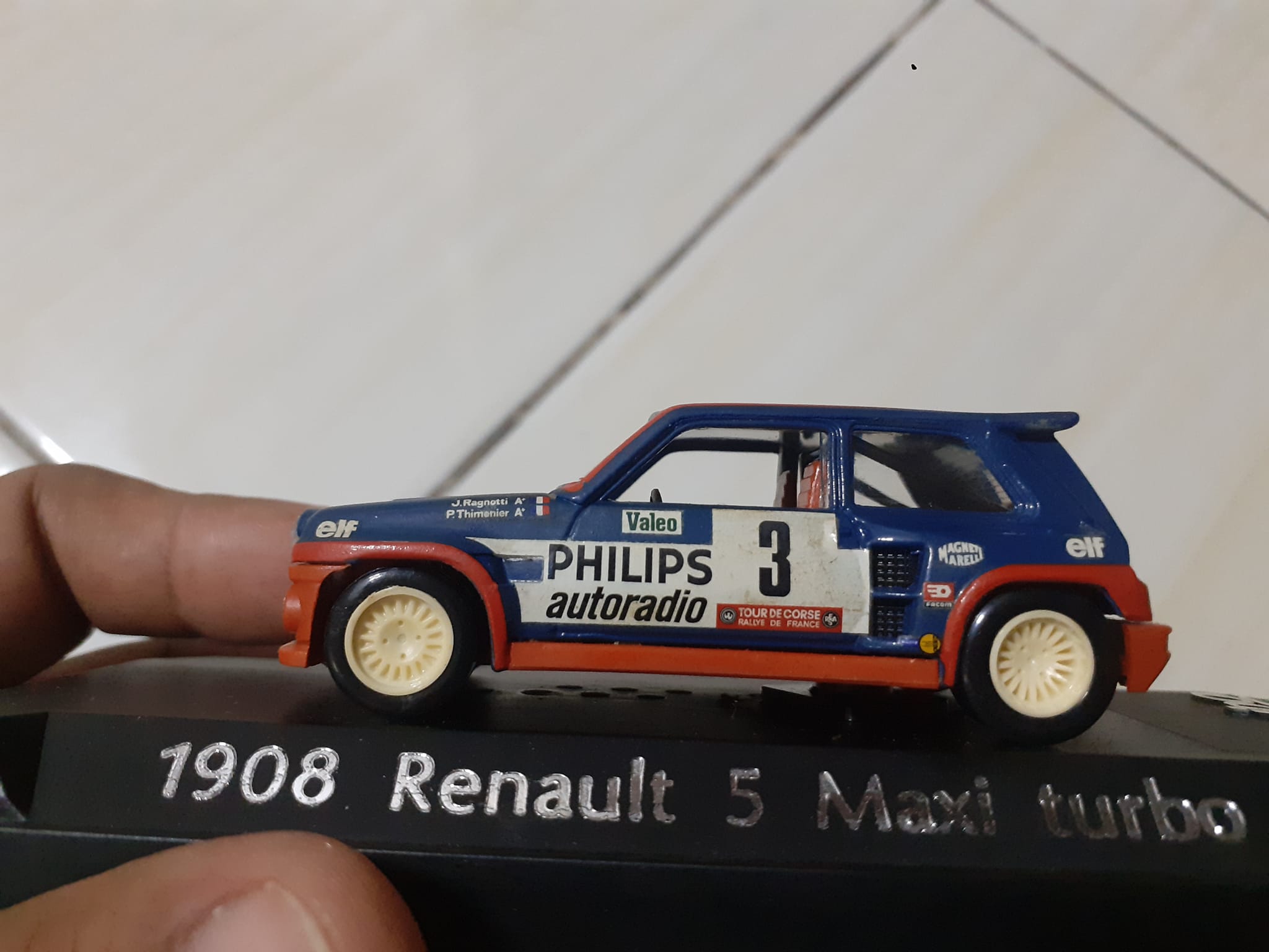 รถเหล็ก1:43 RENAULT 5 MAXI TURBO cod. 1908 Rallie Ragnotti Thimonier MIB. แบรนด์ Solido France ความยาวตัวรถ 8 ซม. งานเก่าเก็บในกล่องพลาสติกเดิม