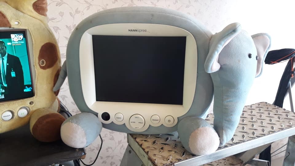 ลดราคาครับ ทีวี รูปยีราฟและช้างน้อย HANNSPREE LCD TV 10 นิ้ว งานมือสองจากญี่ปุ่นครับ งานเก่าครับดูทีวีบ้านเราได้ใช้ไฟ 220 v. ต่อผ่านกล่องดิจิตอลทีวี ต้องเปลี่ยนระบบกล่องเป็นระบบ NTSC นะครับ ทำการเปลี่ยนให้แล้ว ตามคลิปครับ ใช้งานได้ ขนาดกำลังน่ารัก มีTESTคลิปครับ