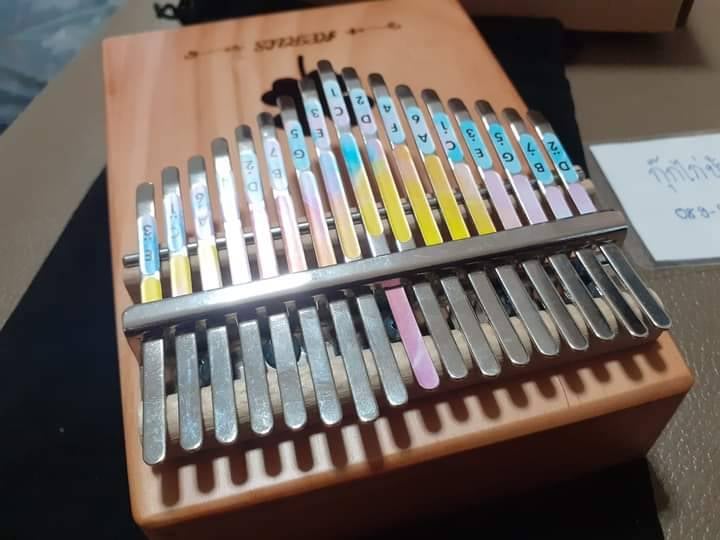 คาลิมบาแบบกล่องไม้ 17คีย มือสองสภาพของใหม่ค่ะ ใช้งานน้อยมาก อุปกรณ์ครบ ถุงผ้า ฆ้อน สติกเกอร์ ผ้าเช็ดทำความสะอาด คู่มือ กล่องเดิม เหมือนซื้อใหม่ คาลิมบาแบบกล่องไม้ 17คีย มือสองสภาพของใหม่ค่ะ ใช้งานน้อยมาก อุปกรณ์ครบ ถุงผ้า ฆ้อน สติกเกอร์ ผ้าเช็ดทำความสะอาด คู่มือ กล่องเดิม เหมือนซื้อใหม่