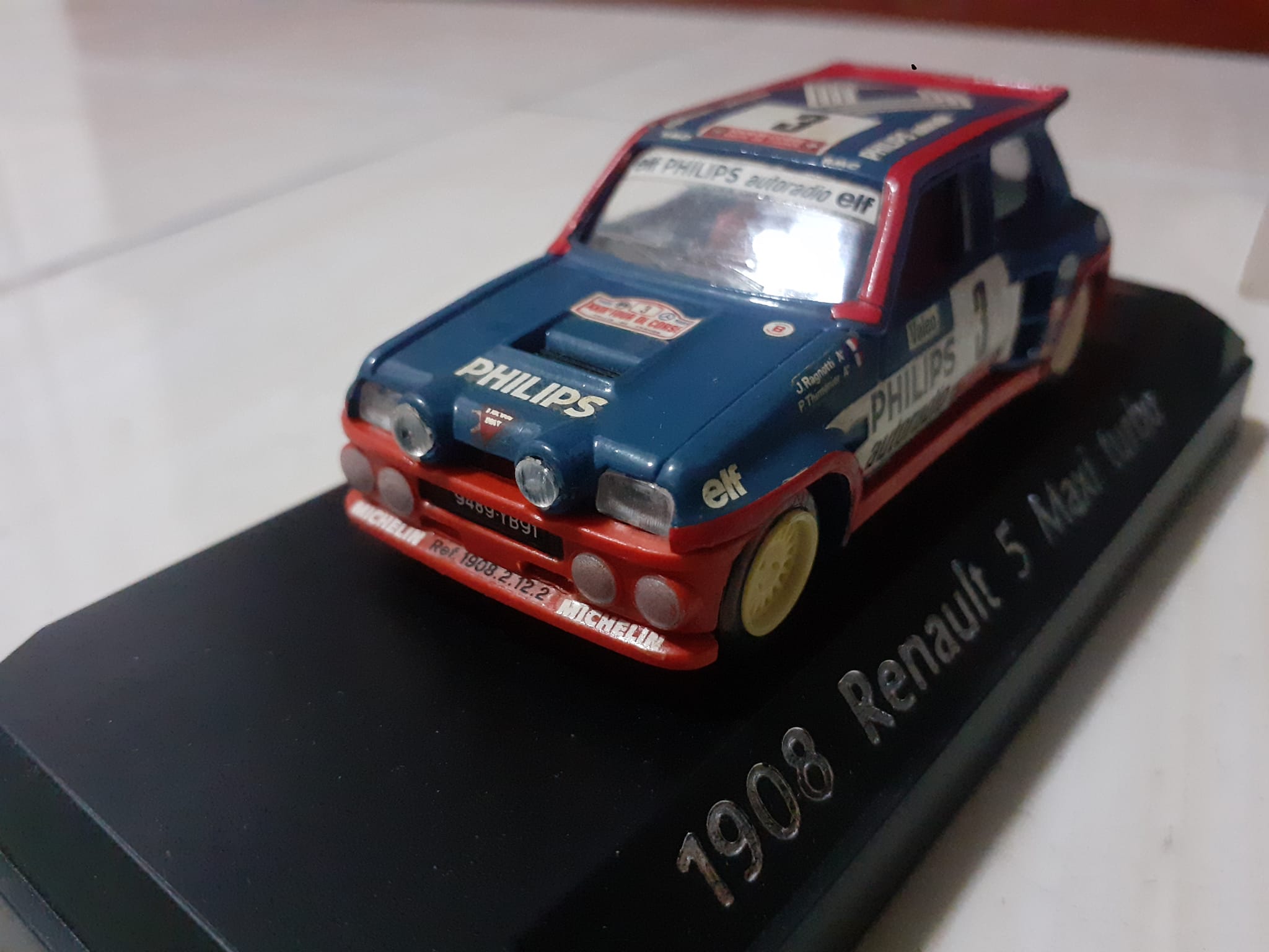 รถเหล็ก1:43 RENAULT 5 MAXI TURBO cod. 1908 Rallie Ragnotti Thimonier MIB. แบรนด์ Solido France ความยาวตัวรถ 8 ซม. งานเก่าเก็บในกล่องพลาสติกเดิม