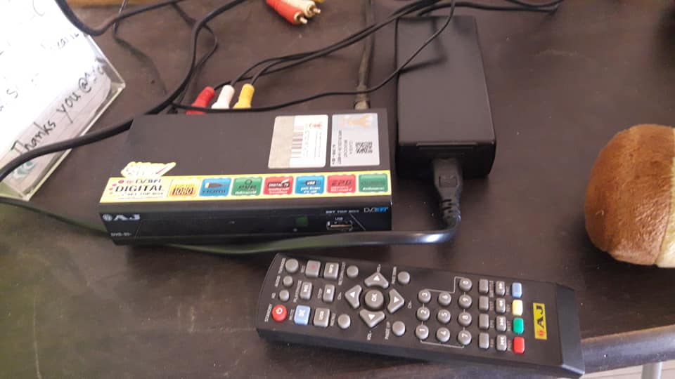 ลดราคาครับ ทีวี รูปยีราฟและช้างน้อย HANNSPREE LCD TV 10 นิ้ว งานมือสองจากญี่ปุ่นครับ งานเก่าครับดูทีวีบ้านเราได้ใช้ไฟ 220 v. ต่อผ่านกล่องดิจิตอลทีวี ต้องเปลี่ยนระบบกล่องเป็นระบบ NTSC นะครับ ทำการเปลี่ยนให้แล้ว ตามคลิปครับ ใช้งานได้ ขนาดกำลังน่ารัก มีTESTคลิปครับ