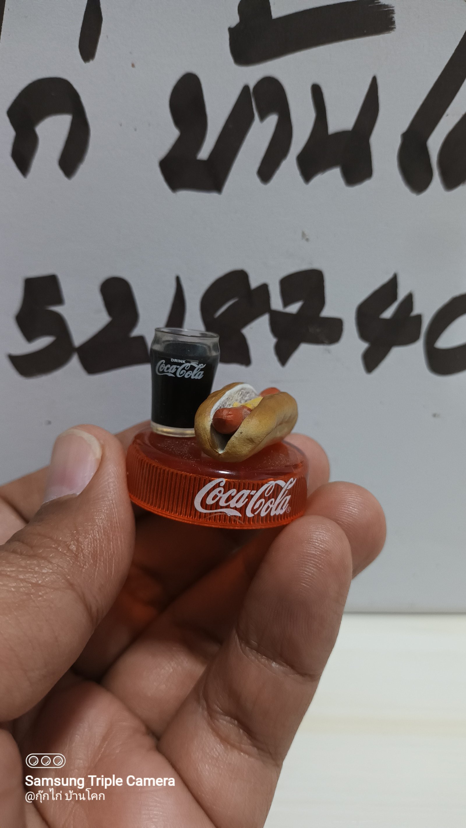 โมเดล Coca-Cola Graffiti 04.Bell-Shape Glass & Hot Dog งาน Kaiyodo มือสองจากญี่ปุ่นครับ ออกมา Seven-Eleven เมื่อปี 2546 นานๆได้มาครับ ใครสะสม ชอบโค้ก สนใจทักๆครับ