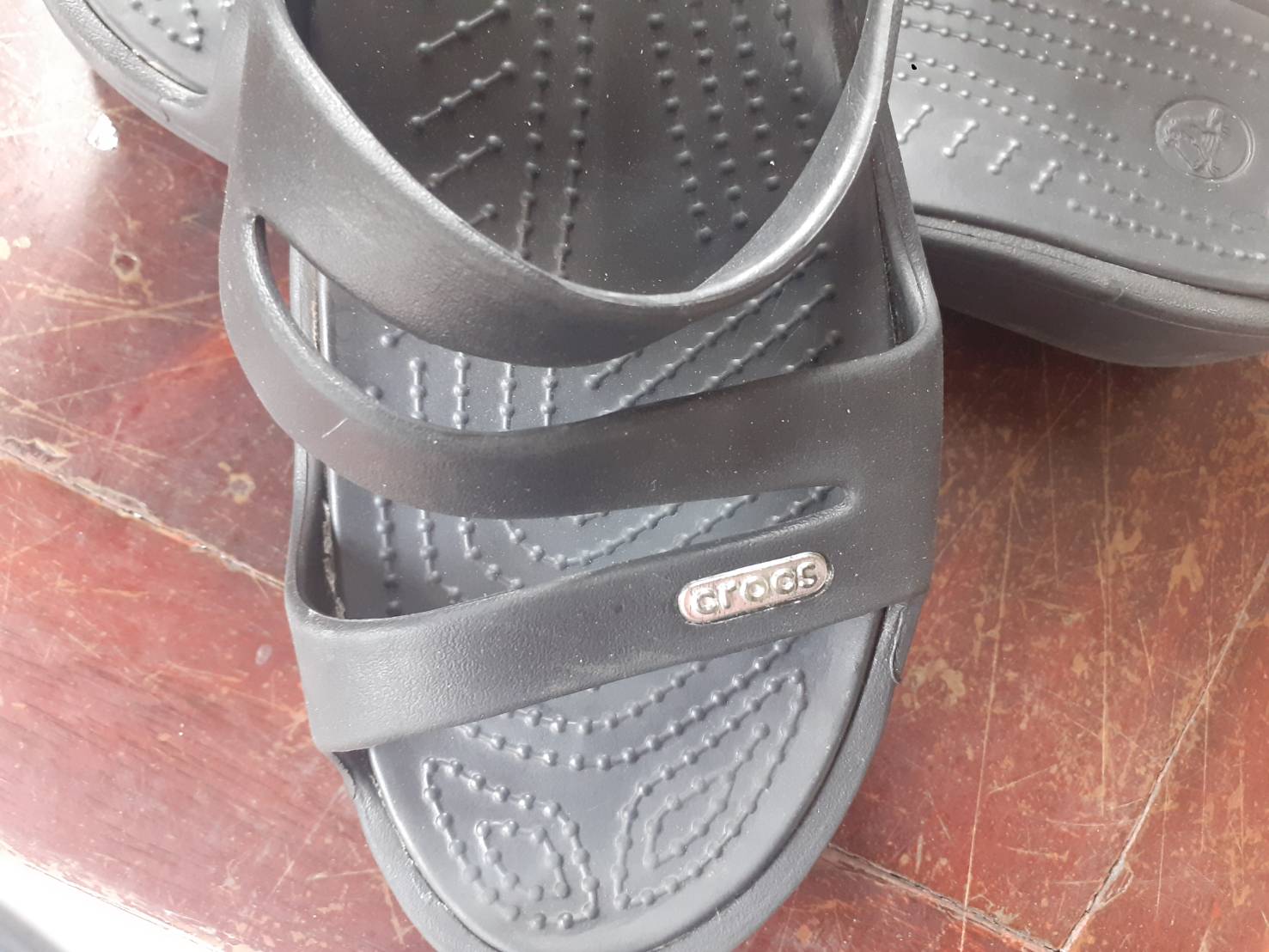 crocs w9 สีดำความยาว 26 ซม.ใช้งานครั้งเดียวซื้อมาผิดเบอร์ สภาพใหม่มากๆ crocs w9 สีดำความยาว 26 ซม.ใช้งานครั้งเดียวซื้อมาผิดเบอร์ สภาพใหม่มากๆ