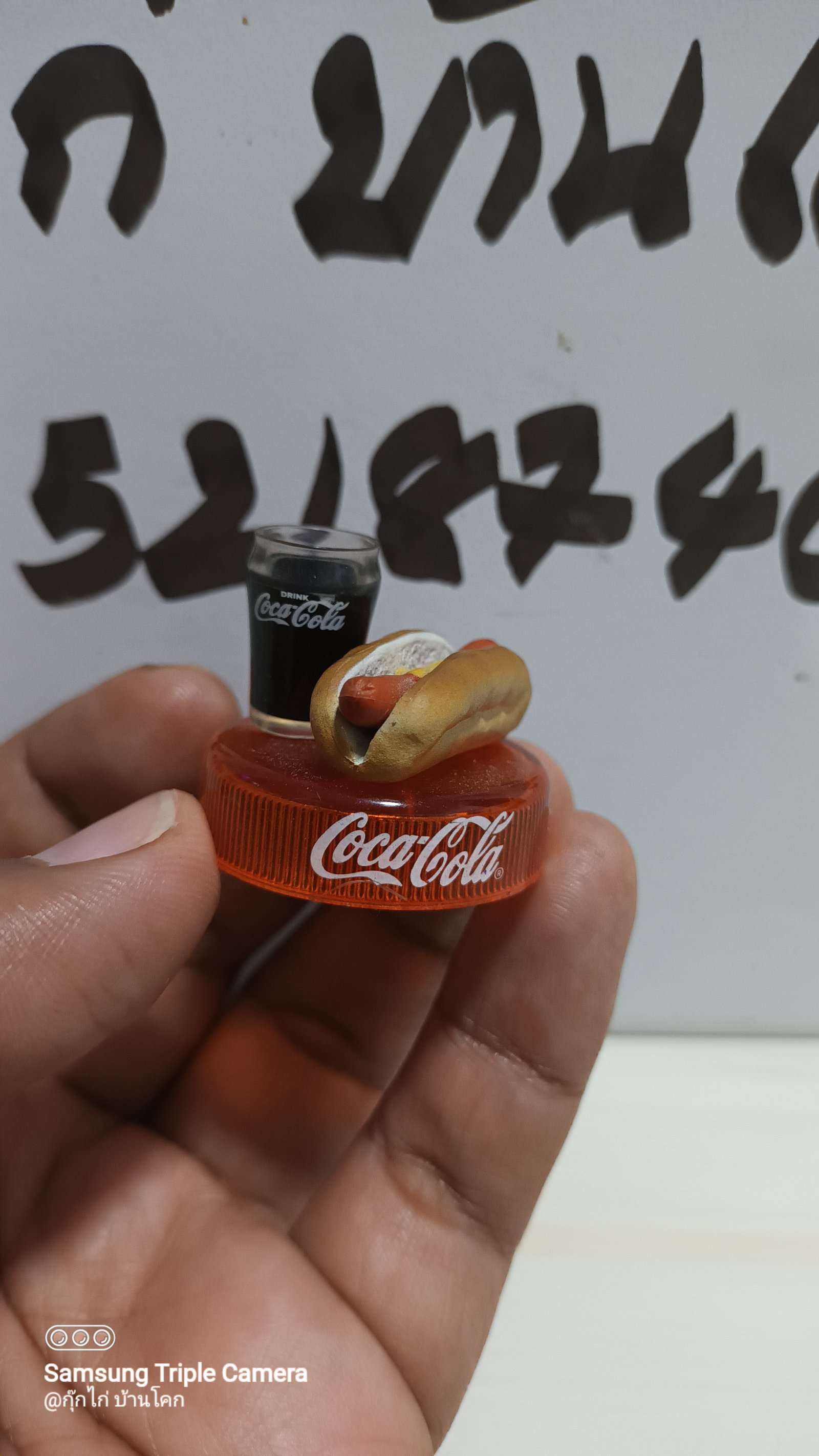 โมเดล Coca-Cola Graffiti 04.Bell-Shape Glass & Hot Dog งาน Kaiyodo มือสองจากญี่ปุ่นครับ ออกมา Seven-Eleven เมื่อปี 2546 นานๆได้มาครับ ใครสะสม ชอบโค้ก สนใจทักๆครับ