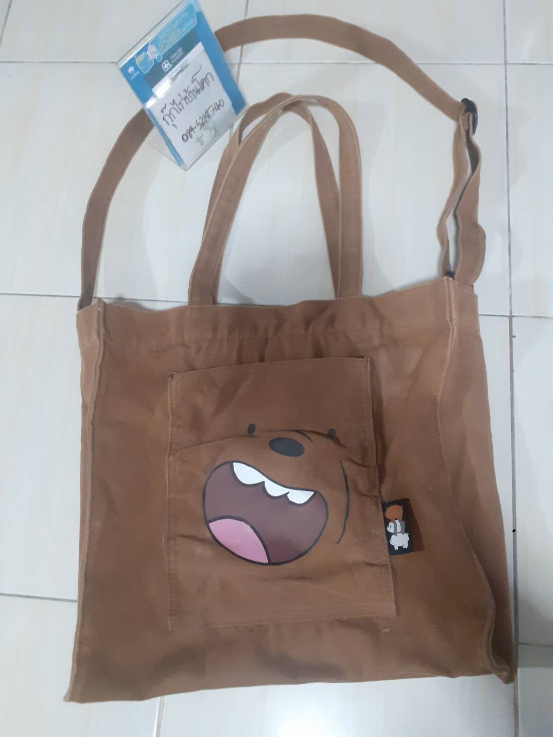 กระเป๋าผ้าแคนวาสสวยหนามือสองงานนอกน่าใช้ ลายการ์ตูนหมีสามตัว ลายสกรีนด้านหน้าลายปักด้านหลัง งานแท้หายากค่ะ สายสะพายสั้นยาว ขนาดกระเป๋า 35×35 ซม. ข้างขยาย 9 ซม.