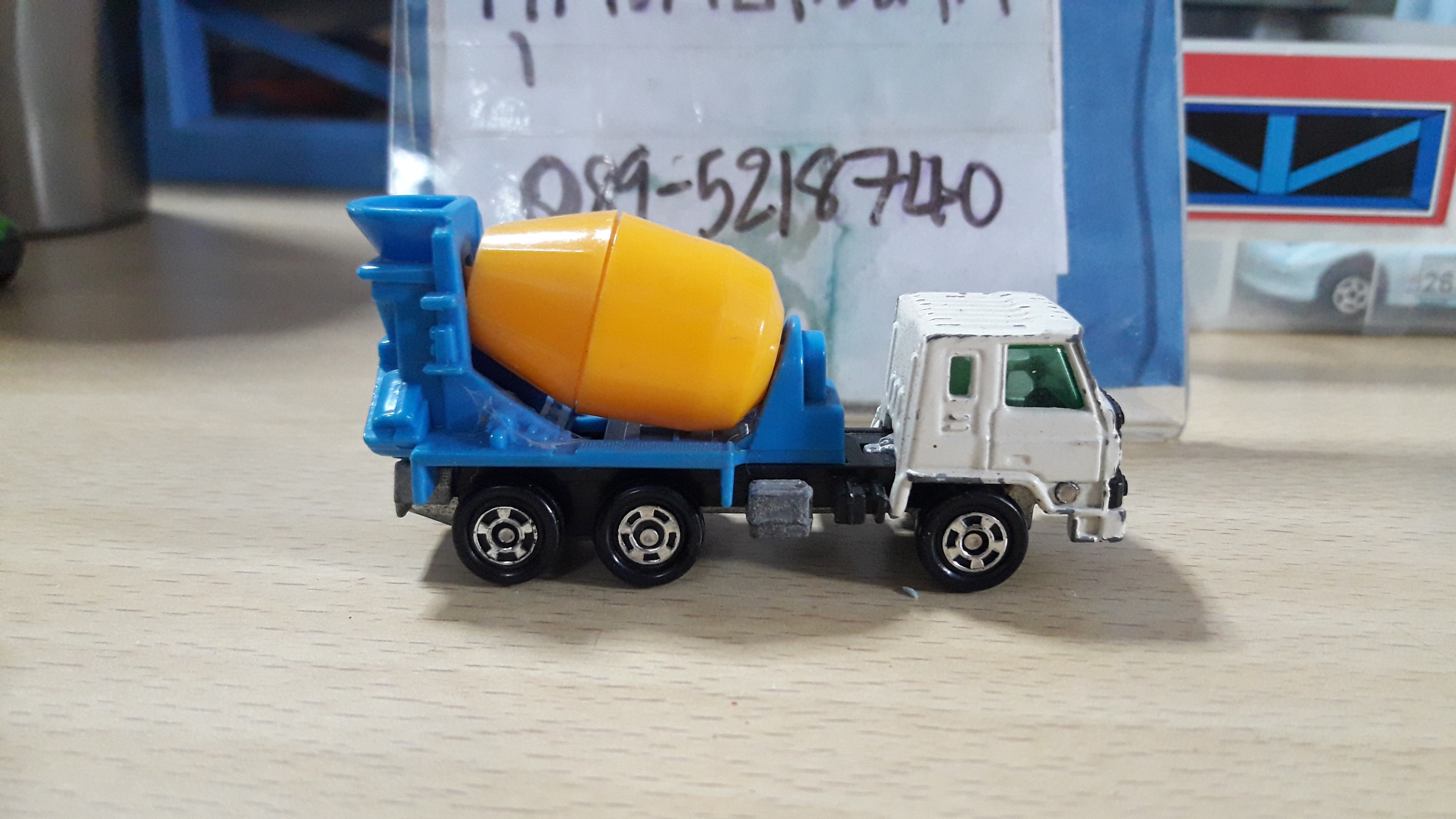 รถเหล็ก รถปูน Tomica no.53 NISSAN DIESEL TRUCK ยกหัวได้ แนวก่อสร้าง งานเก่าครับ งานสะสม สเกล 1/100 ยาวประมาณ 7 cm. ได้ครับ งานเก่า เก่าเก็บ