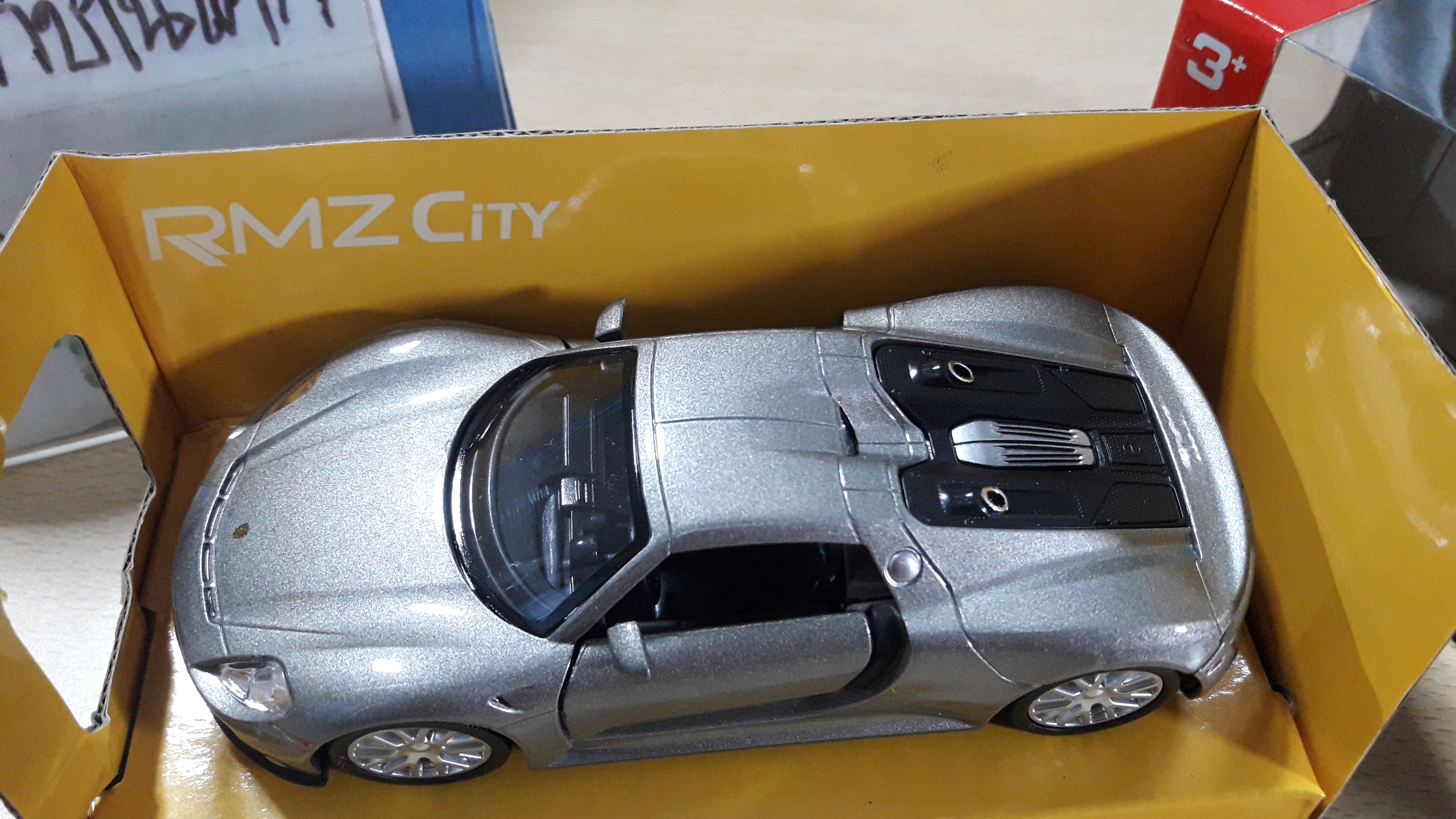 รถโมเดล รถเหล็ก Porsche 918 Spyder Silver RMZ City 5" Diecast รถยาวประมาณ 5 นิ้ว เก่าเก็บ สวย สภาพดี รถโมเดล รถเหล็ก Porsche 918 Spyder Silver RMZ City 5" Diecast รถยาวประมาณ 5 นิ้ว เก่าเก็บ สวย สภาพดี