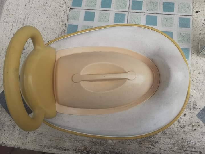 กระโถนหมีพูห์ สำหรับเด็กหัดถ่ายและสำหรับเป็นห้องน้ำเคลื่อนที่ มือสองสภาพสมบูรณ์จากญี่ปุ่นค่ะ ไม่แตกไม่ร้าวค่ะ ที่นั่งและฝาปิดมีคราบดำลงเนื้อตาทเวลานะคะไม่มีผลกับการใช้งาน พกพาสะดวก แยกชิ้นส่วนได้ทำความสะอาดง่าย