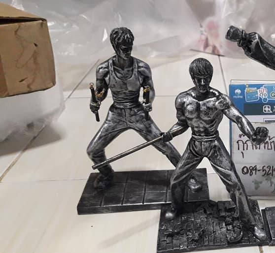 ลดๆราคาครับ โมเดล Bruce Lee บรูซลี วัสดุเป็น RESIN มี 2 Action ครับ ตามภาพ งานดิบๆเลย ยังไม่ลงสี งานเก่าเก็บครับ ใครชอบ Bruce Lee ลองดูครับ สนใจสอบถามได้ครับ เหมาๆ 2 ชิ้นเลย ลดๆราคาครับ โมเดล Bruce Lee บรูซลี วัสดุเป็น RESIN มี 2 Action ครับ ตามภาพ งานดิบๆเลย ยังไม่ลงสี งานเก่าเก็บครับ ใครชอบ Bruce Lee ลองดูครับ สนใจสอบถามได้ครับ เหมาๆ 2 ชิ้นเลย