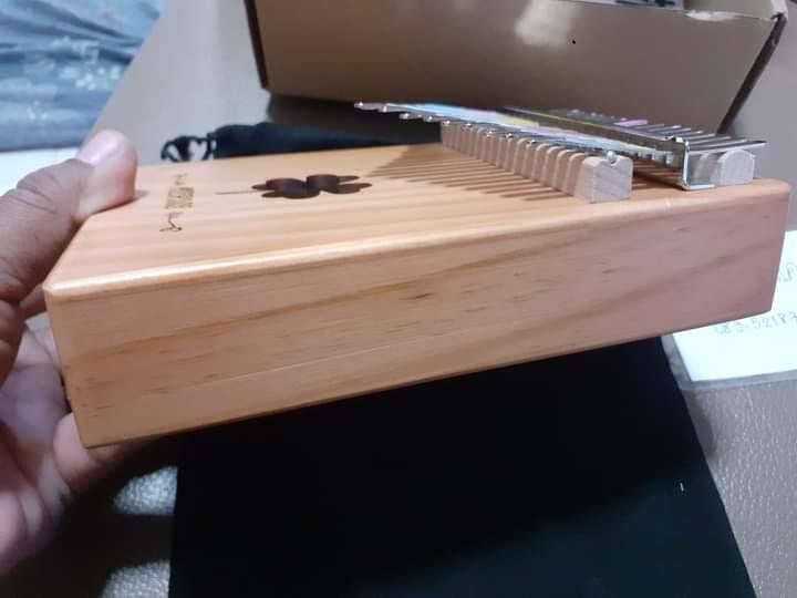 คาลิมบาแบบกล่องไม้ 17คีย มือสองสภาพของใหม่ค่ะ ใช้งานน้อยมาก อุปกรณ์ครบ ถุงผ้า ฆ้อน สติกเกอร์ ผ้าเช็ดทำความสะอาด คู่มือ กล่องเดิม เหมือนซื้อใหม่ คาลิมบาแบบกล่องไม้ 17คีย มือสองสภาพของใหม่ค่ะ ใช้งานน้อยมาก อุปกรณ์ครบ ถุงผ้า ฆ้อน สติกเกอร์ ผ้าเช็ดทำความสะอาด คู่มือ กล่องเดิม เหมือนซื้อใหม่