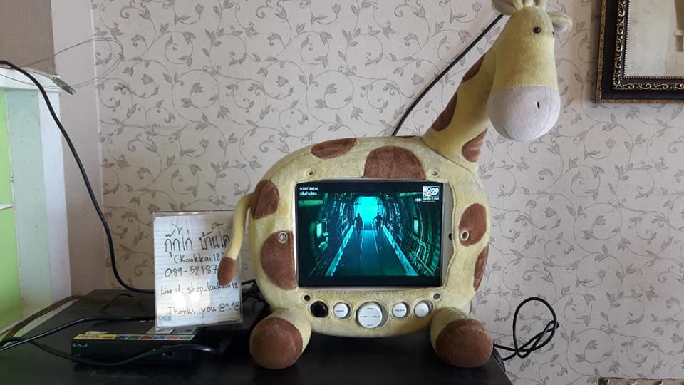 ลดราคาครับ ทีวี รูปยีราฟและช้างน้อย HANNSPREE LCD TV 10 นิ้ว งานมือสองจากญี่ปุ่นครับ งานเก่าครับดูทีวีบ้านเราได้ใช้ไฟ 220 v. ต่อผ่านกล่องดิจิตอลทีวี ต้องเปลี่ยนระบบกล่องเป็นระบบ NTSC นะครับ ทำการเปลี่ยนให้แล้ว ตามคลิปครับ ใช้งานได้ ขนาดกำลังน่ารัก มีTESTคลิปครับ