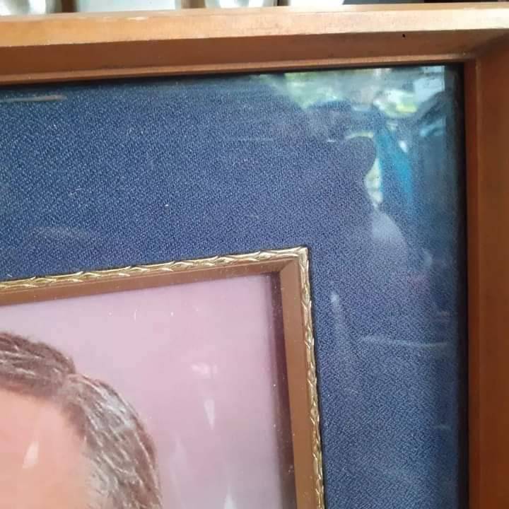 K04 รูปในหลวงรัชกาลที่ 9 ใส่กรอบสวย ขนาด 38×41  ซม. งานเก่าเหมาบ้านมา  ค่ะ