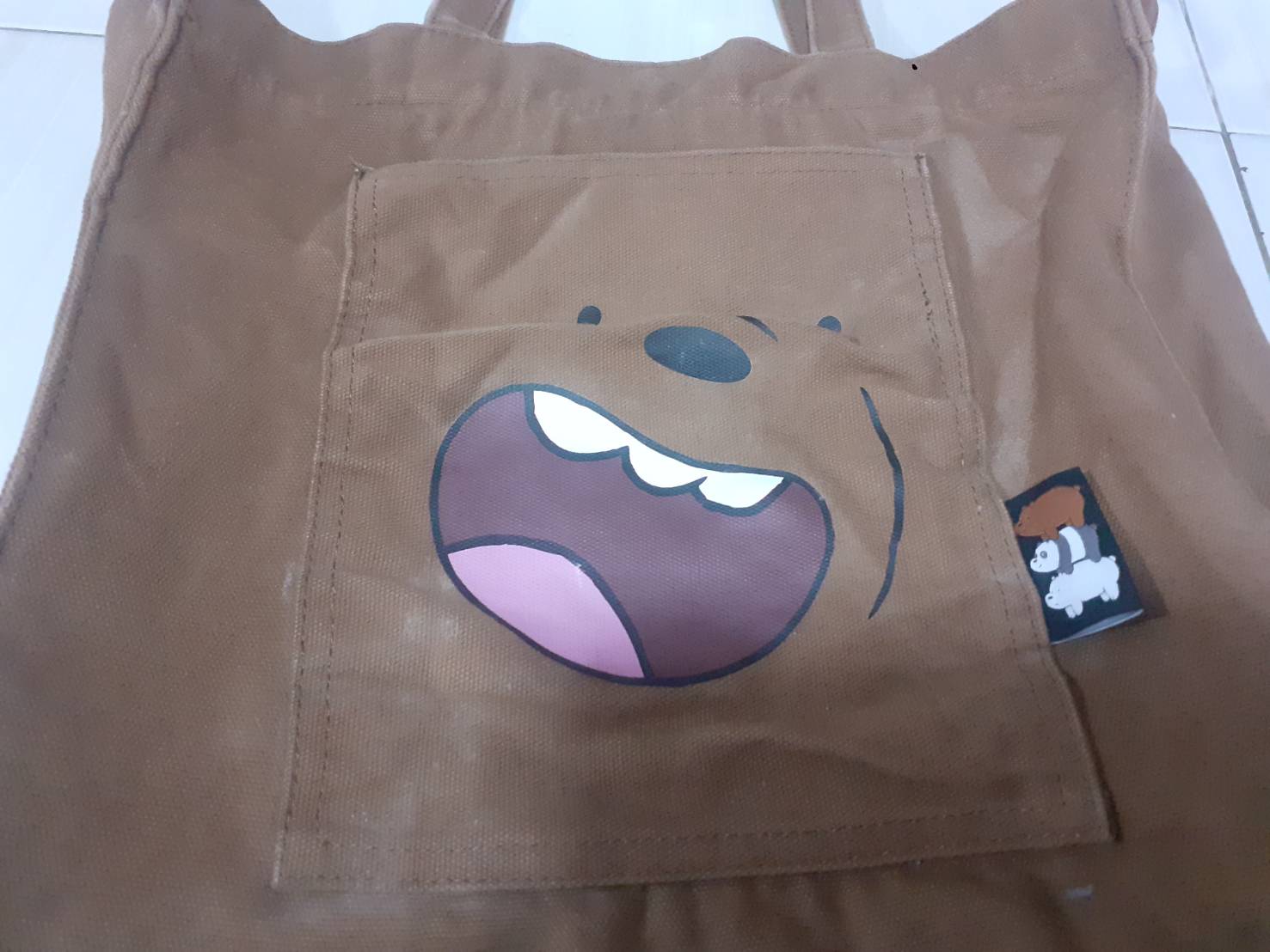 กระเป๋าผ้าแคนวาสสวยหนามือสองงานนอกน่าใช้ ลายการ์ตูนหมีสามตัว ลายสกรีนด้านหน้าลายปักด้านหลัง งานแท้หายากค่ะ สายสะพายสั้นยาว ขนาดกระเป๋า 35×35 ซม. ข้างขยาย 9 ซม.