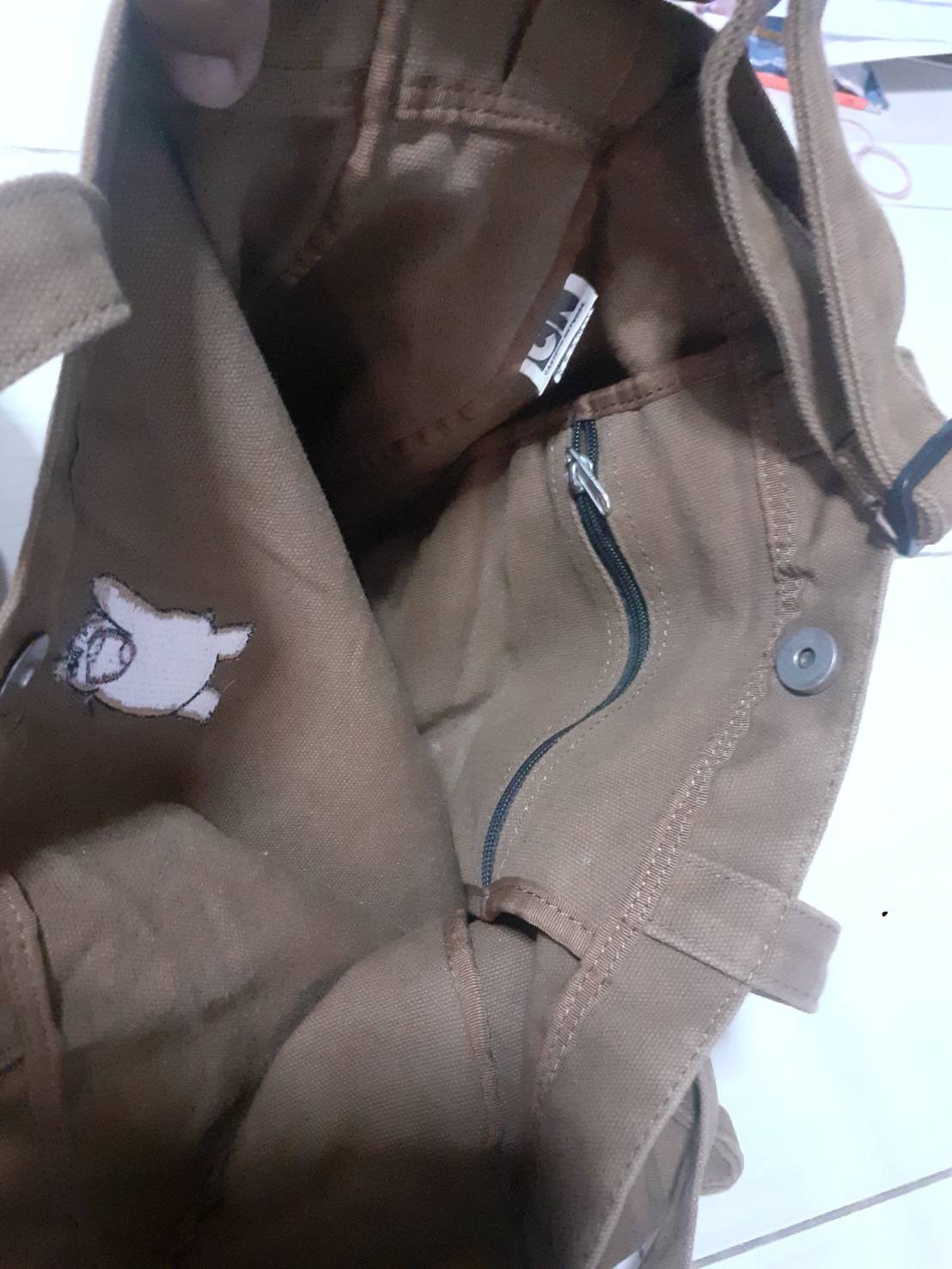 กระเป๋าผ้าแคนวาสสวยหนามือสองงานนอกน่าใช้ ลายการ์ตูนหมีสามตัว ลายสกรีนด้านหน้าลายปักด้านหลัง งานแท้หายากค่ะ สายสะพายสั้นยาว ขนาดกระเป๋า 35×35 ซม. ข้างขยาย 9 ซม.