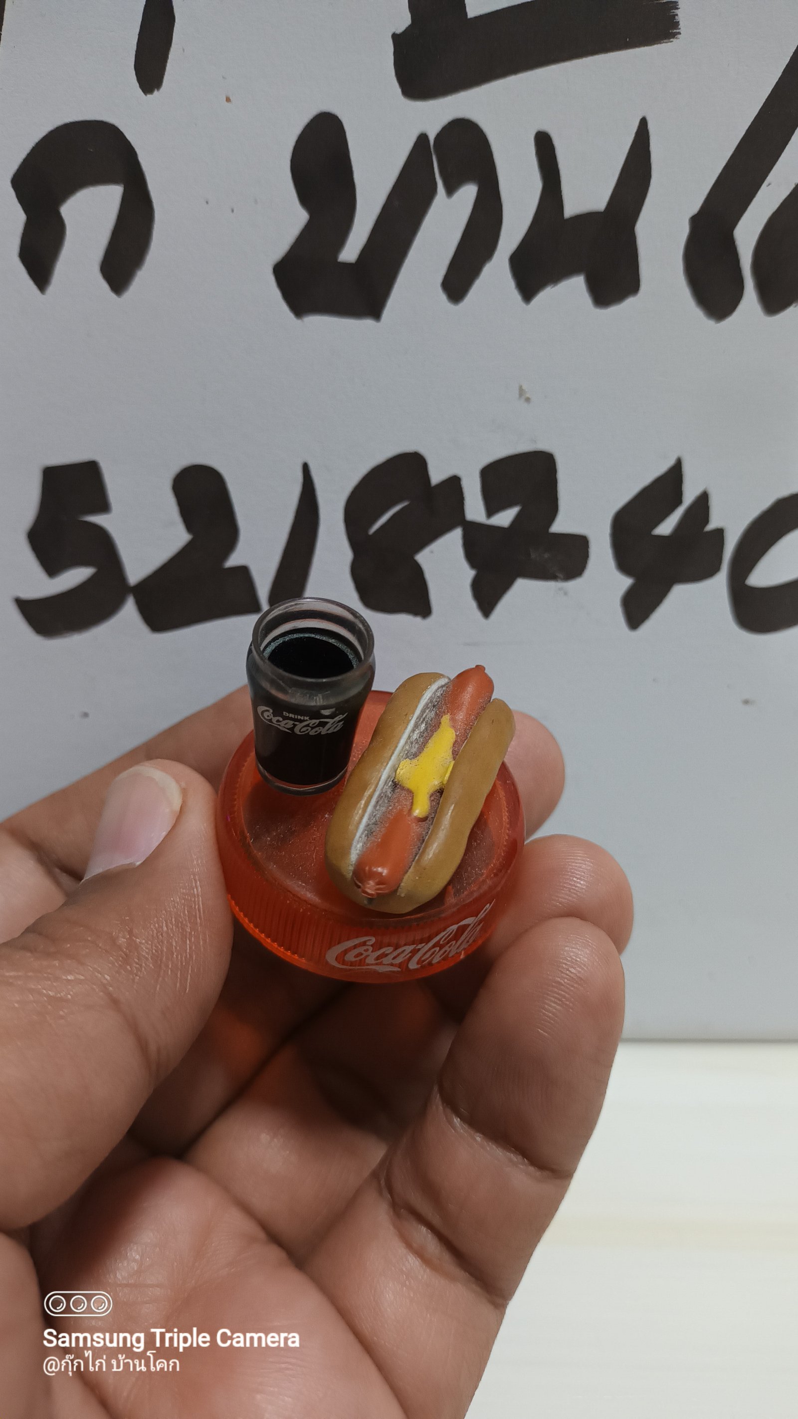 โมเดล Coca-Cola Graffiti 04.Bell-Shape Glass & Hot Dog งาน Kaiyodo มือสองจากญี่ปุ่นครับ ออกมา Seven-Eleven เมื่อปี 2546 นานๆได้มาครับ ใครสะสม ชอบโค้ก สนใจทักๆครับ