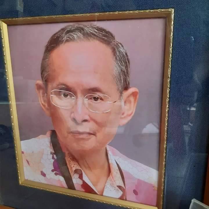 K04 รูปในหลวงรัชกาลที่ 9 ใส่กรอบสวย ขนาด 38×41  ซม. งานเก่าเหมาบ้านมา  ค่ะ