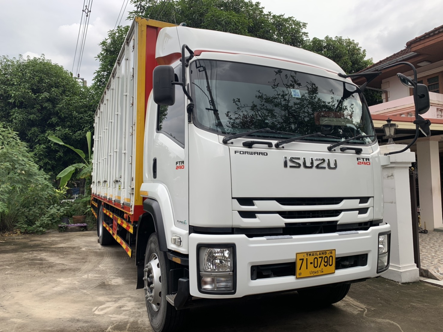 ขาย 6 ล้อ ISUZU FTR34QXXXT 240 แรง ปี 61 ตู้ 10 บานยาว 7.70 เมตร