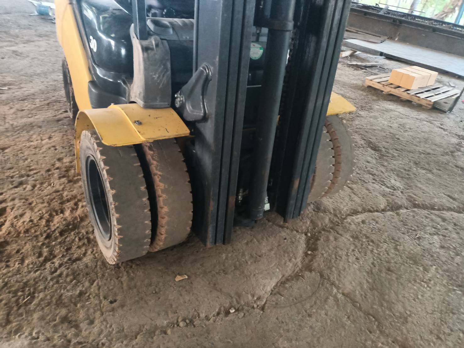 ขายโฟล์คลิฟต์KOMATSU 3ตัน เกียร์ออโต้ เสาสูง6เมตร 4213ชั่วโมง สภาพพร้อมใช้ ราคา550,000บาท สนใจติดต่อคุณปิ่น 0819176906