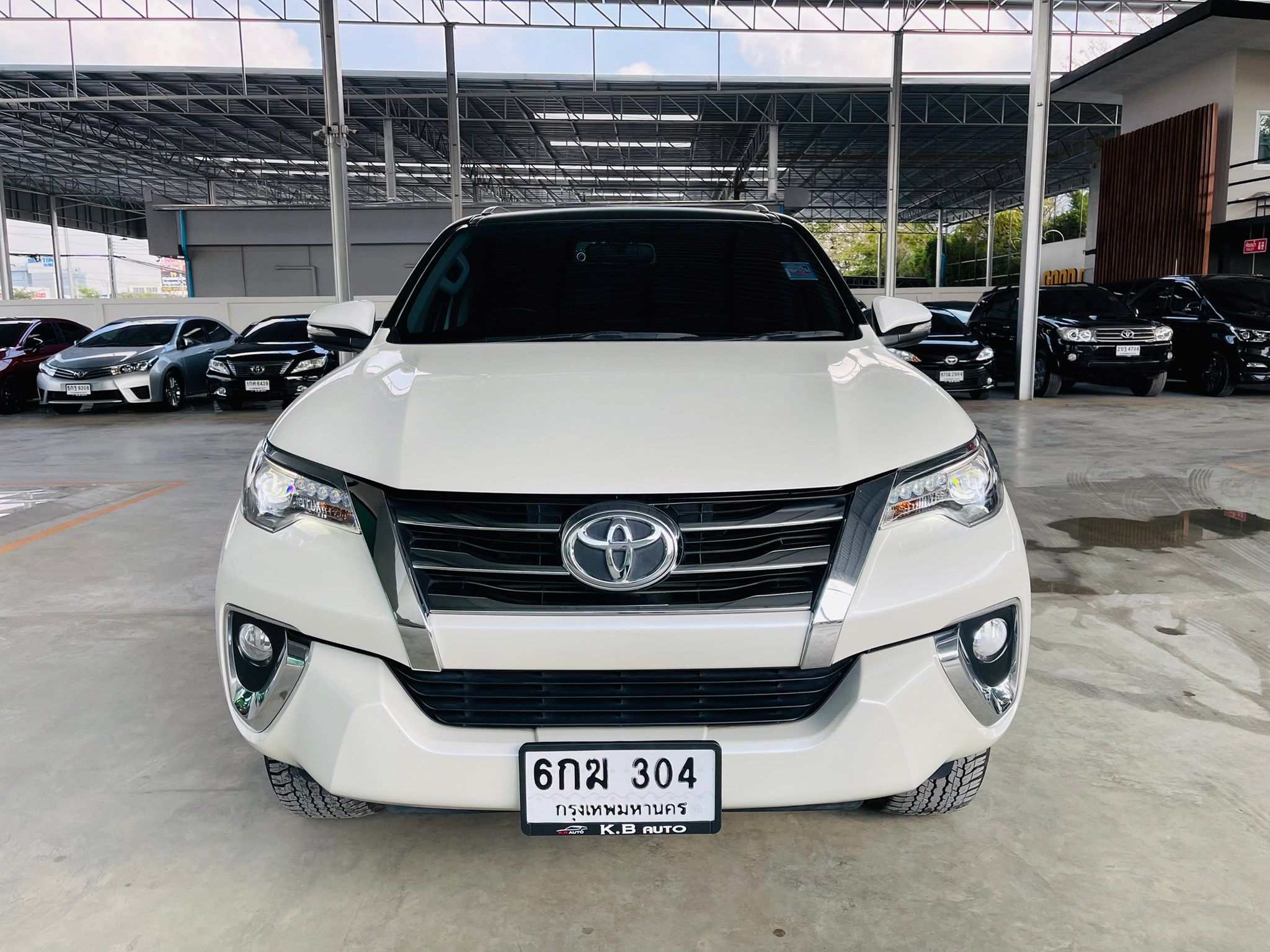 TOYOTA FORTUNER 2.4 V 2WD สีขาว ปี 2017
