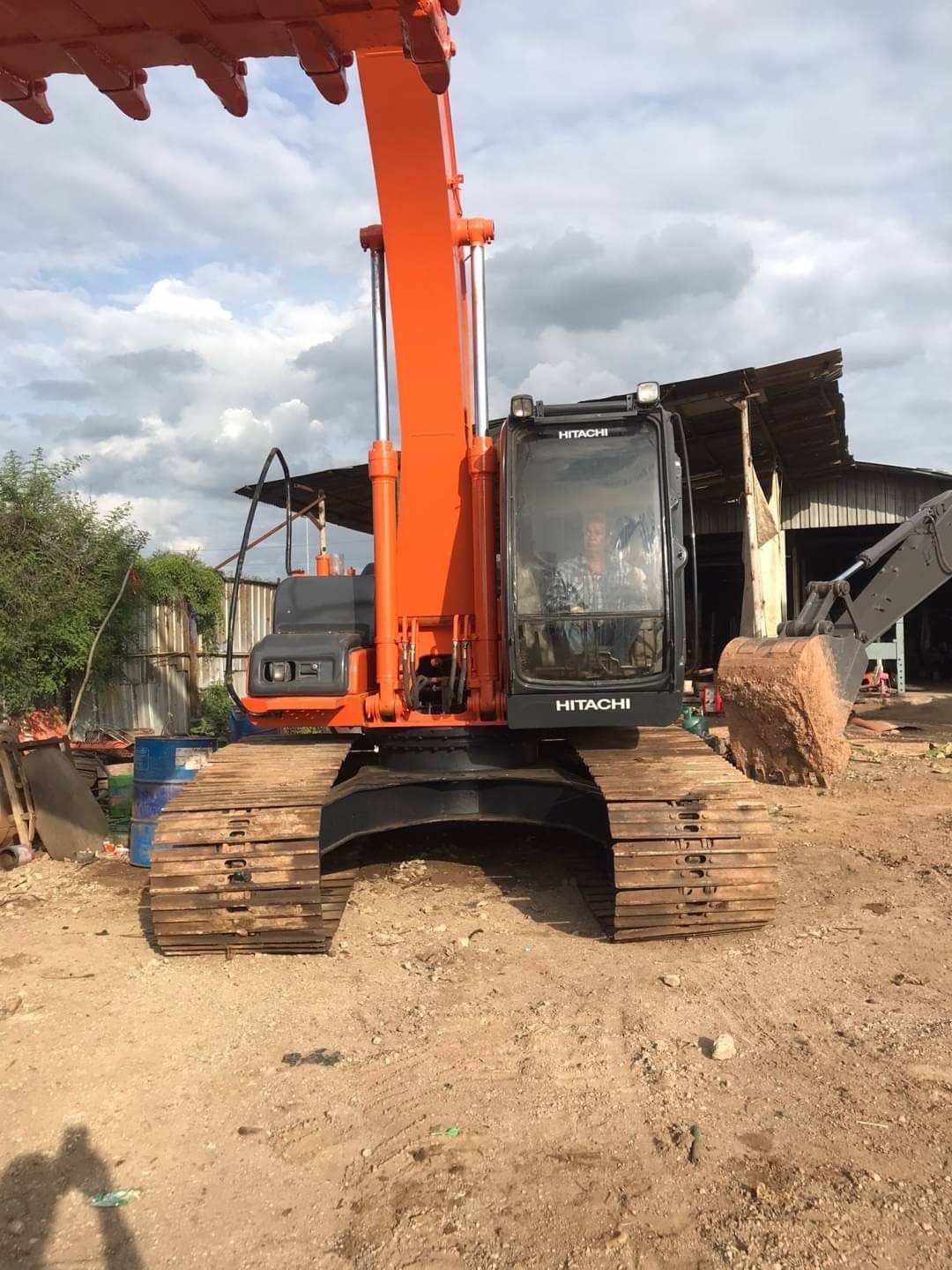 HITACHI ZX200-1 12,000 ชั่วโมง ไฟฟ้าครบ เอวแน่นช่วงล่างเต็ม โซ่หนาเร่งเครื่องไฟฟ้า แอร์เย็นฉ่ำ เล่ม HITACHI ZX200-1 12,000 ชั่วโมง ไฟฟ้าครบ เอวแน่นช่วงล่างเต็ม โซ่หนาเร่งเครื่องไฟฟ้า แอร์เย็นฉ่ำ เล่ม