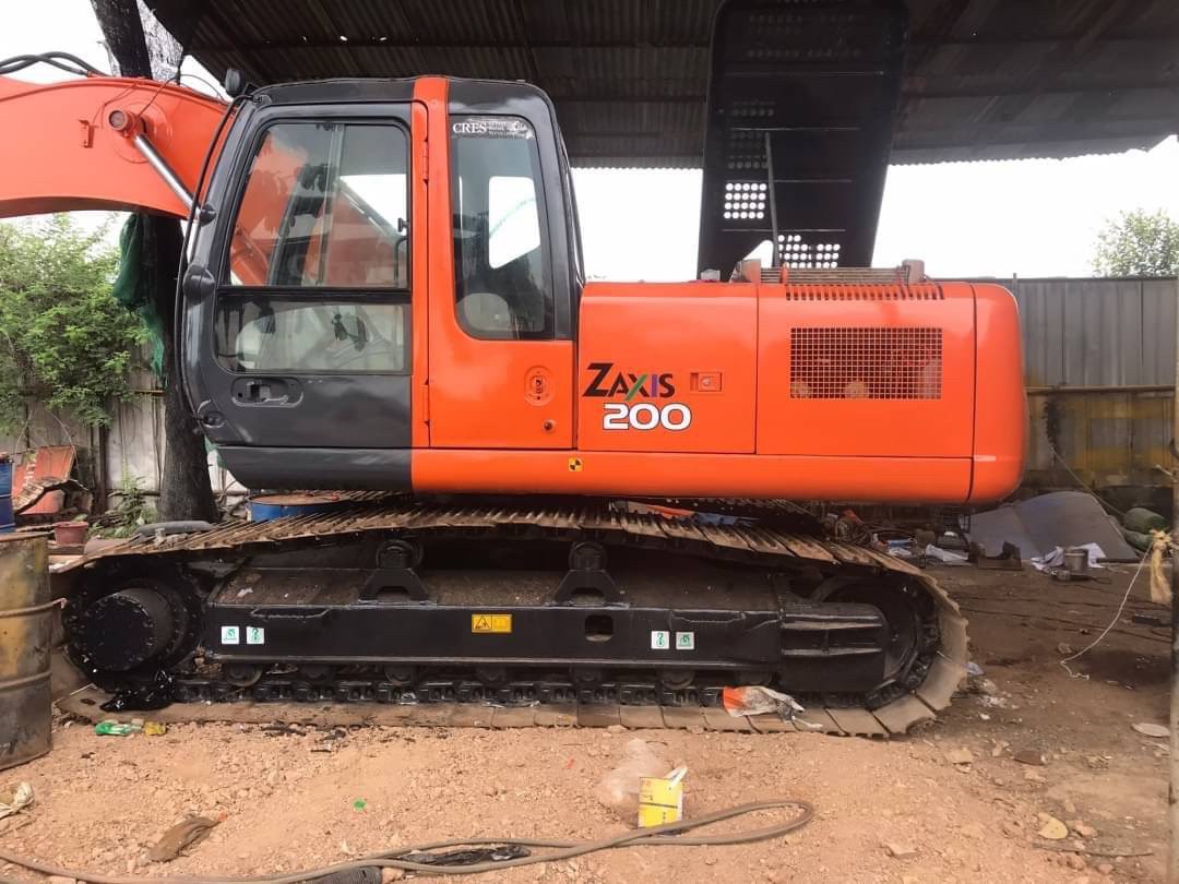 HITACHI ZX200-1 12,000 ชั่วโมง ไฟฟ้าครบ เอวแน่นช่วงล่างเต็ม โซ่หนาเร่งเครื่องไฟฟ้า แอร์เย็นฉ่ำ เล่ม HITACHI ZX200-1 12,000 ชั่วโมง ไฟฟ้าครบ เอวแน่นช่วงล่างเต็ม โซ่หนาเร่งเครื่องไฟฟ้า แอร์เย็นฉ่ำ เล่ม