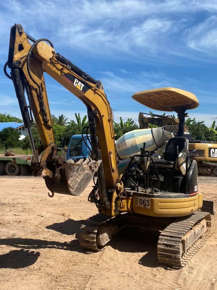 รถขุดเล็ก CAT 303CR สภาพเก่านอกพร้อมลายหัวเจาะ