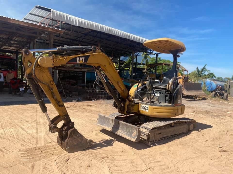 รถขุดเล็ก CAT 303CR สภาพเก่านอกพร้อมลายหัวเจาะ