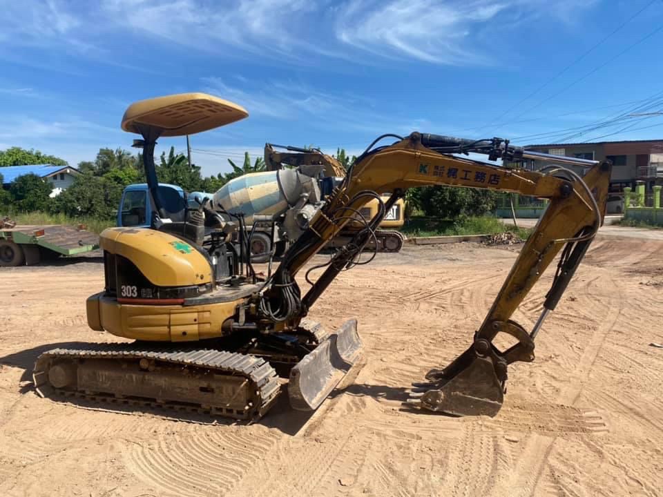 รถขุดเล็ก CAT 303CR สภาพเก่านอกพร้อมลายหัวเจาะ
