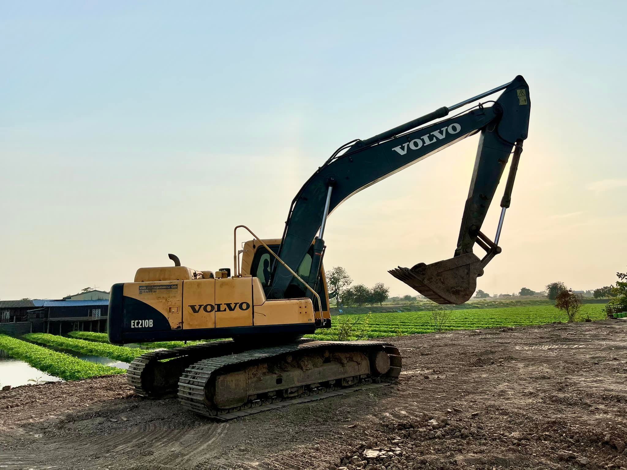ขายแบคโฮ Volvo EC210B Prime พร้อมใช้งาน ขายแบคโฮ Volvo EC210B Prime พร้อมใช้งาน