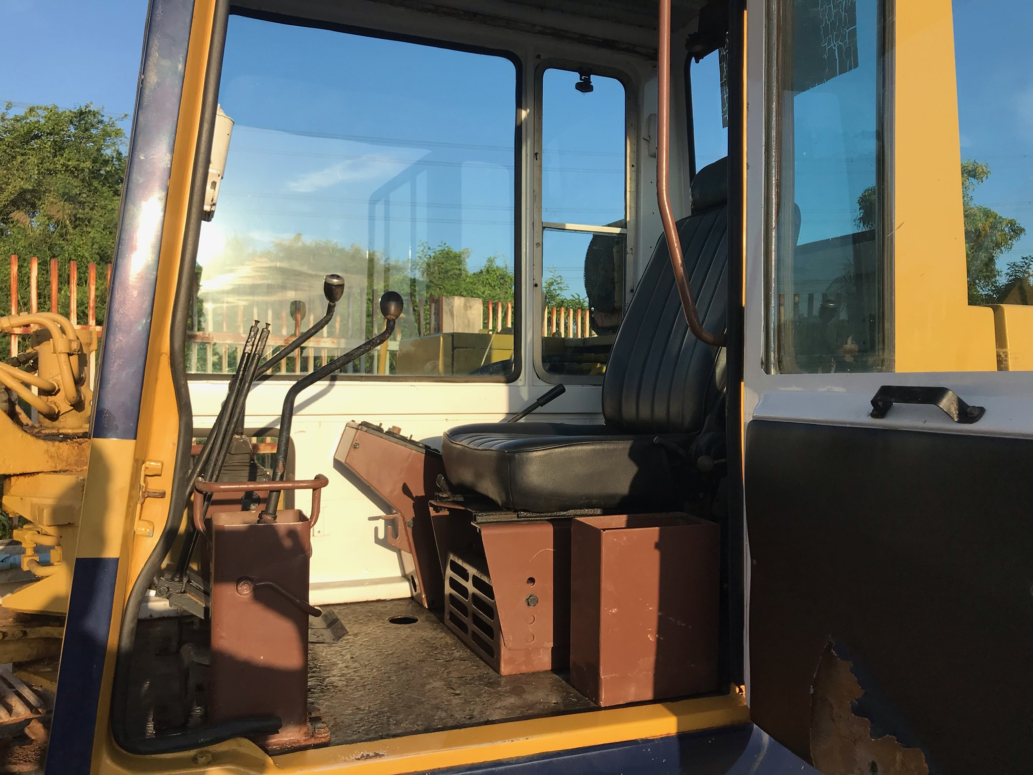 ขายKomatsu PC60U รุ่น 5 ระบบดี รถแรงดี สีสันสวย 098-7155789 086-4631102