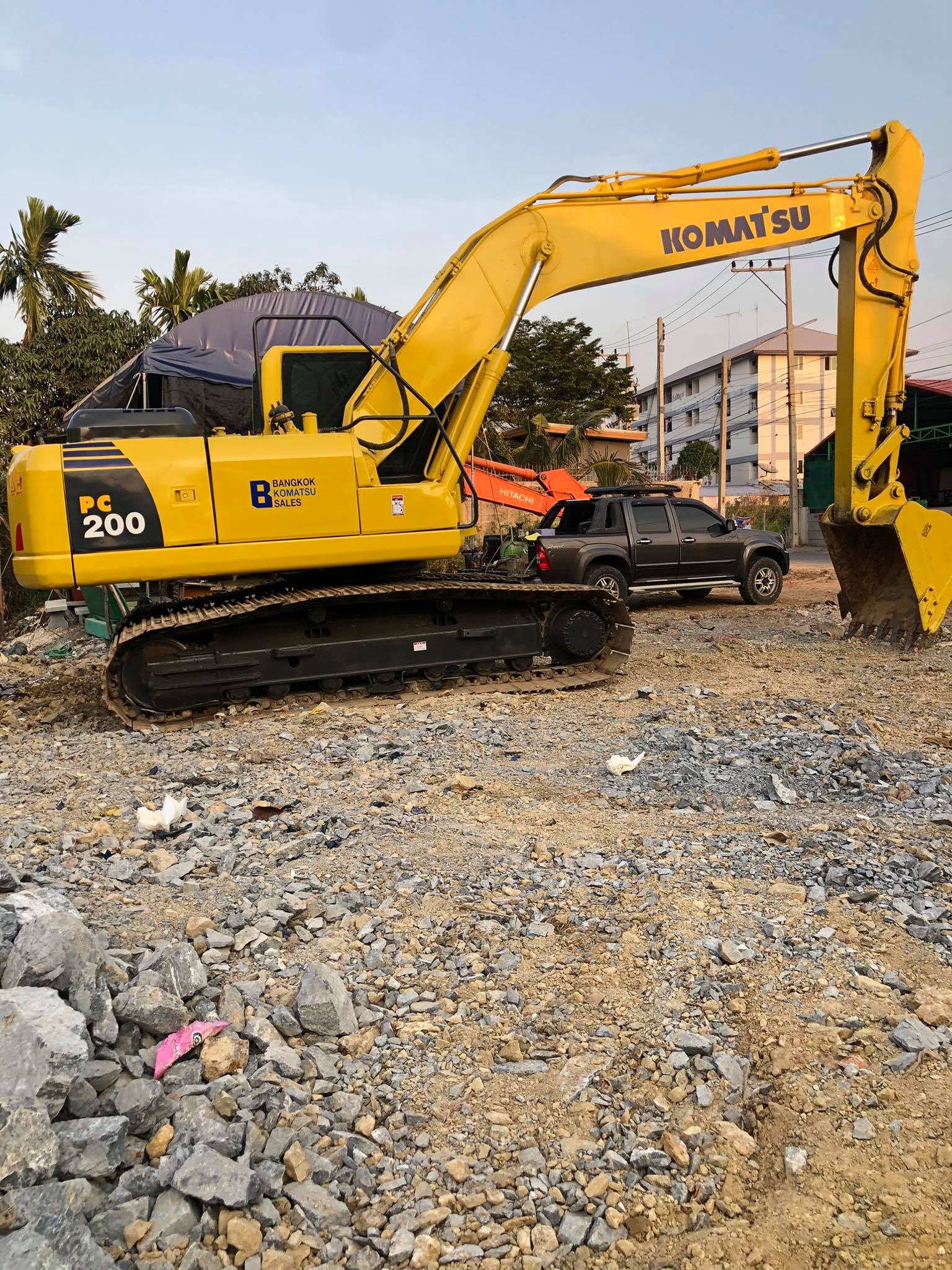 ขายKomatsu Pc200รุ่น8 N1 เล่มทะเบียน ไฟฟ้าเต็ม รถอยู่สมุทรสาคร เบอร์ติดต่อ 098-7155789 086-4631102