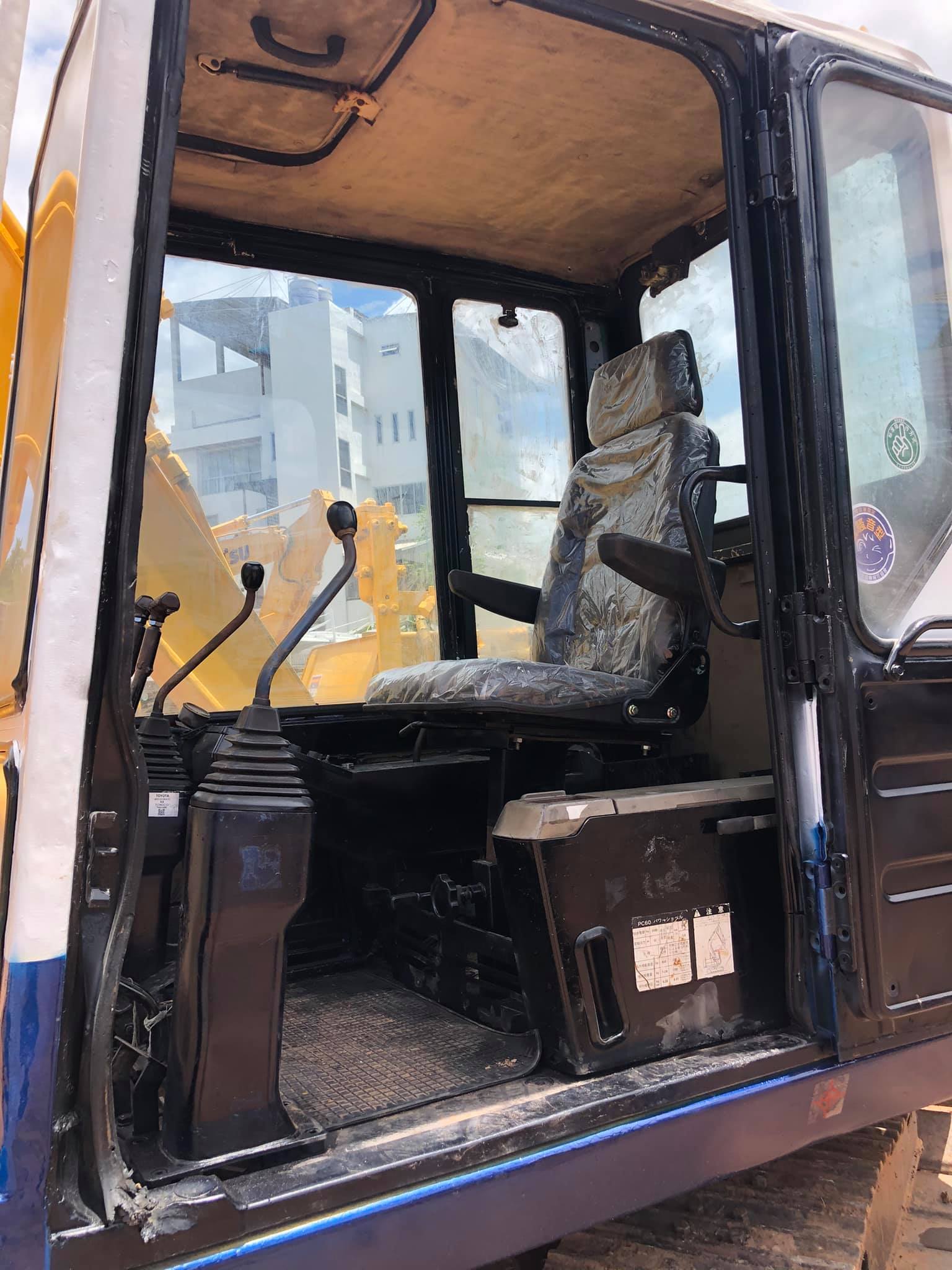 ขาย โคมัสสุ PC60รุ่น6 แรงเร็ว พร้อมใช้ ระบบดี ช่วงล่างเต็ม 098-7155789 086-4631102