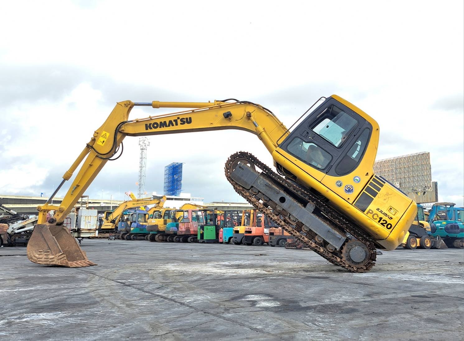 KOMATSU PC 120-6 รถเก่านอก เอกสารแจ้งจำหน่าย ไฟฟ้าครบ ระบบดี มีลายแย็ก