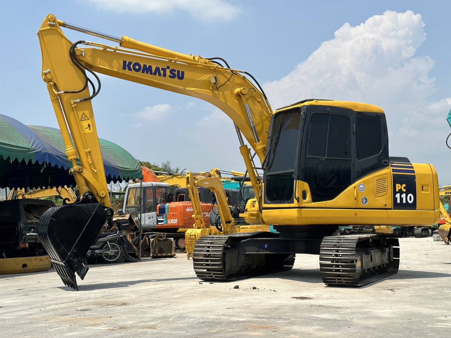 KOMATSU PC 110-7 เก่านอก ไฟฟ้าครบ ไมล์ 6,200 ชม. แอร์เย็น ลายแย็ก เอกสารแจ้งจำหน่าย