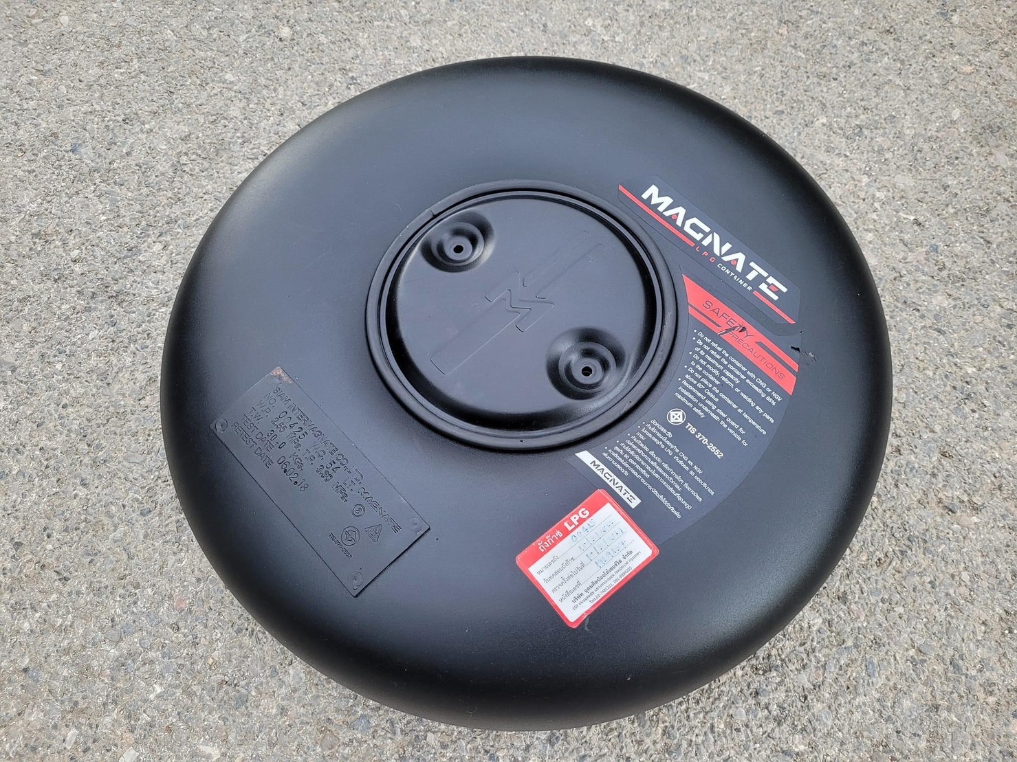 ถังแก๊สโดนัท LPG ยี่ห้อ MAGNATE พร้อมน้ำแก๊ส ต้นปี 18 ขนาด 54 ลิตร ถังแก๊สโดนัท LPG ยี่ห้อ MAGNATE พร้อมน้ำแก๊ส ต้นปี 18 ขนาด 54 ลิตร