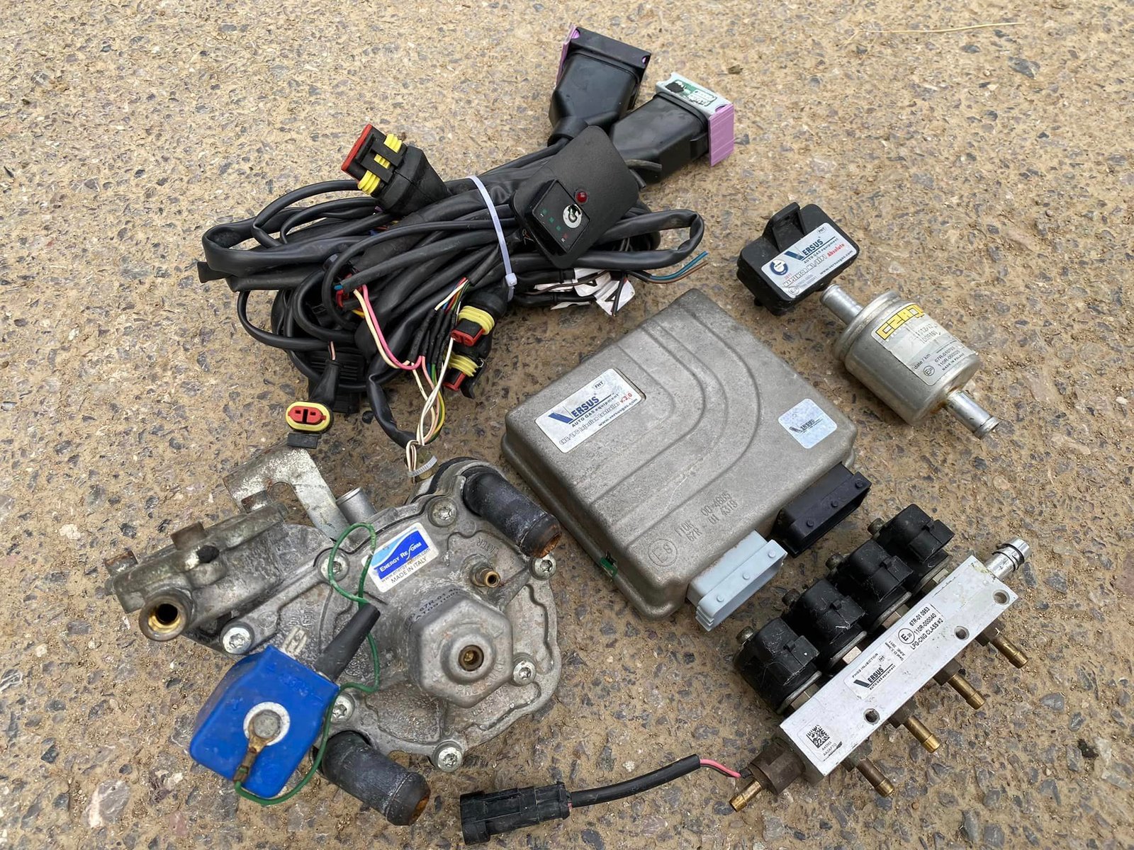 ขายชุดแก๊สหัวฉีด LPG ยี่ห้อ VERSUS แบบ 4 สูบ ขายชุดแก๊สหัวฉีด LPG ยี่ห้อ VERSUS แบบ 4 สูบ