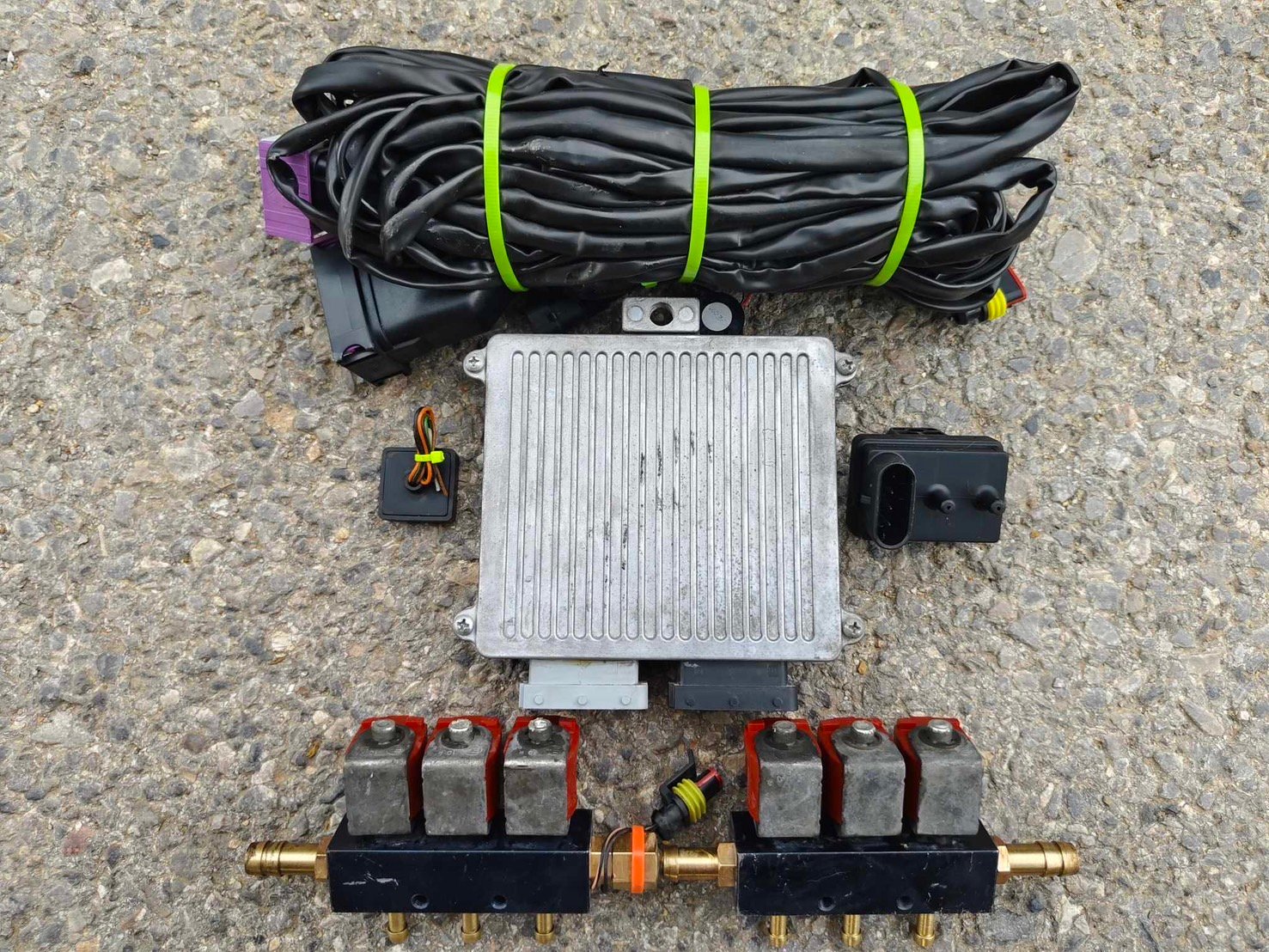 ชุดแก๊สหัวฉีด LPG ยี่ห้อ AG ZENIT JZ-2005 แบบ 6 สูบ ชุดแก๊สหัวฉีด LPG ยี่ห้อ AG ZENIT JZ-2005 แบบ 6 สูบ