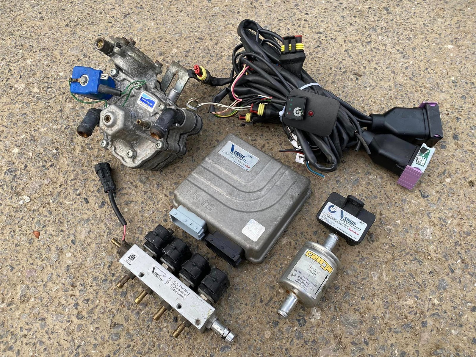 ขายชุดแก๊สหัวฉีด LPG ยี่ห้อ VERSUS แบบ 4 สูบ ขายชุดแก๊สหัวฉีด LPG ยี่ห้อ VERSUS แบบ 4 สูบ