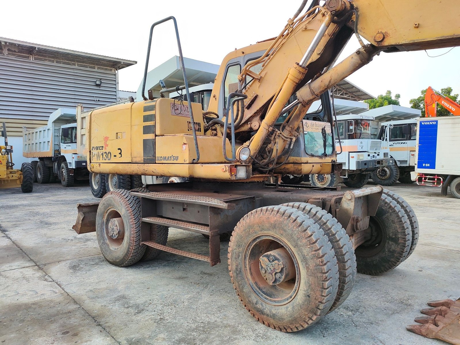 ล้อยางKomatsu PW130รถใช้งานปกติ