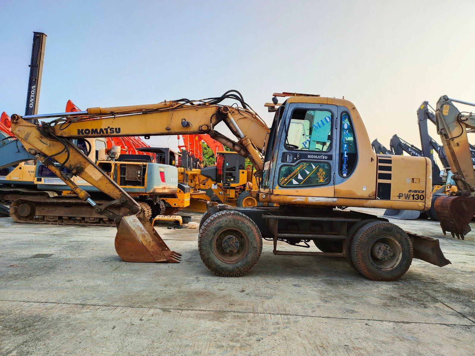 ล้อยางKomatsu PW130รถใช้งานปกติ