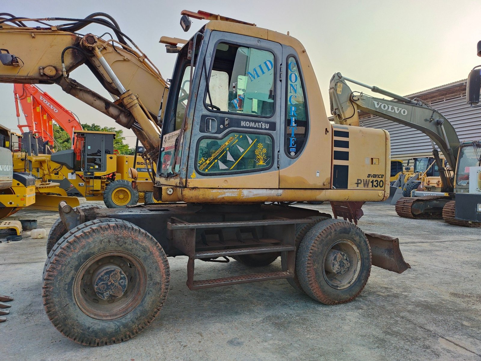 ล้อยางKomatsu PW130รถใช้งานปกติ