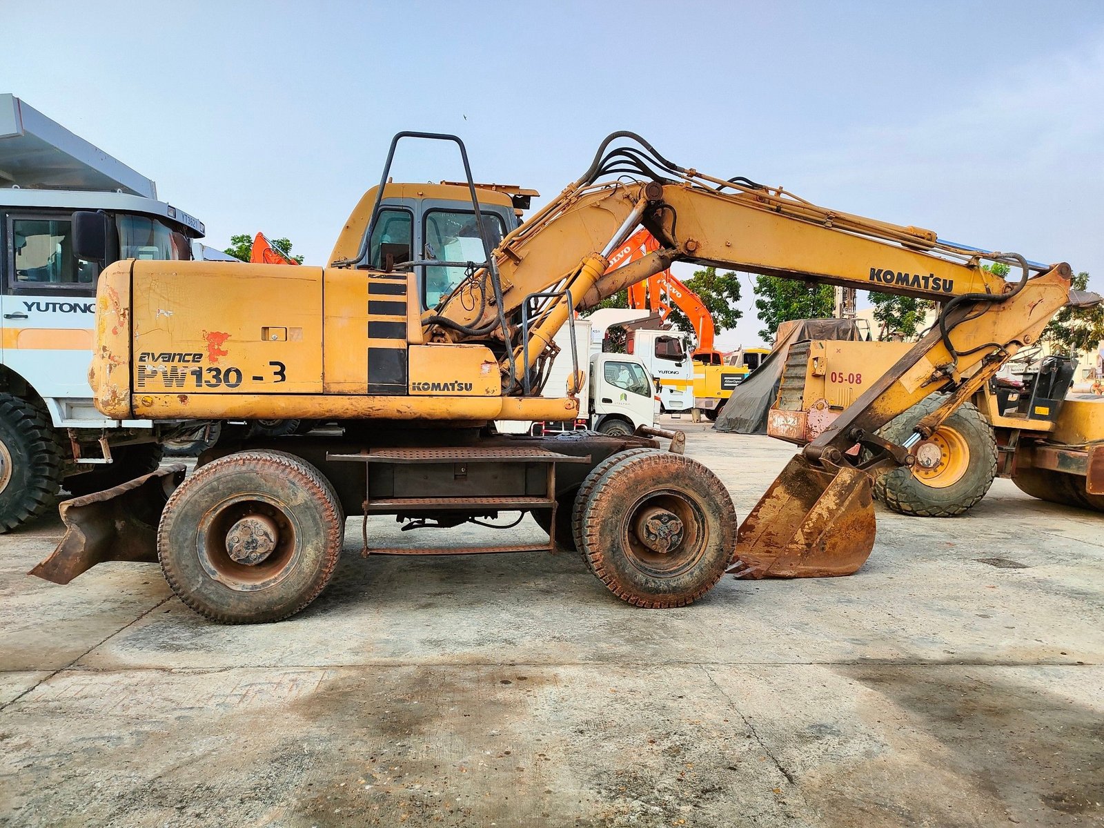 ล้อยางKomatsu PW130รถใช้งานปกติ