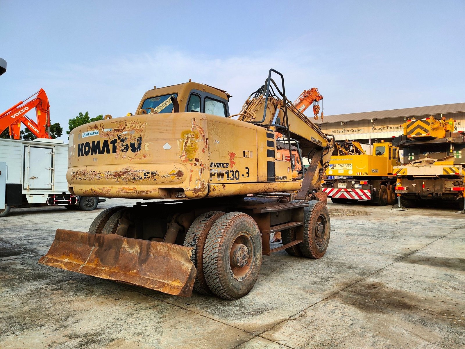 ล้อยางKomatsu PW130รถใช้งานปกติ