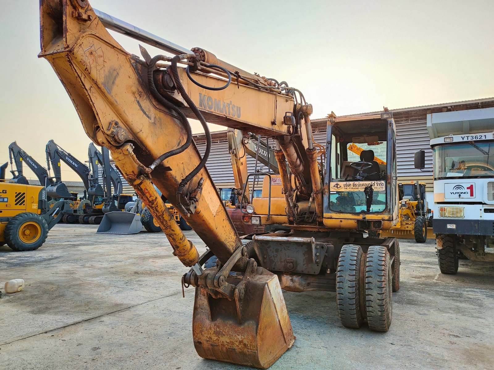 ล้อยางKomatsu PW130รถใช้งานปกติ